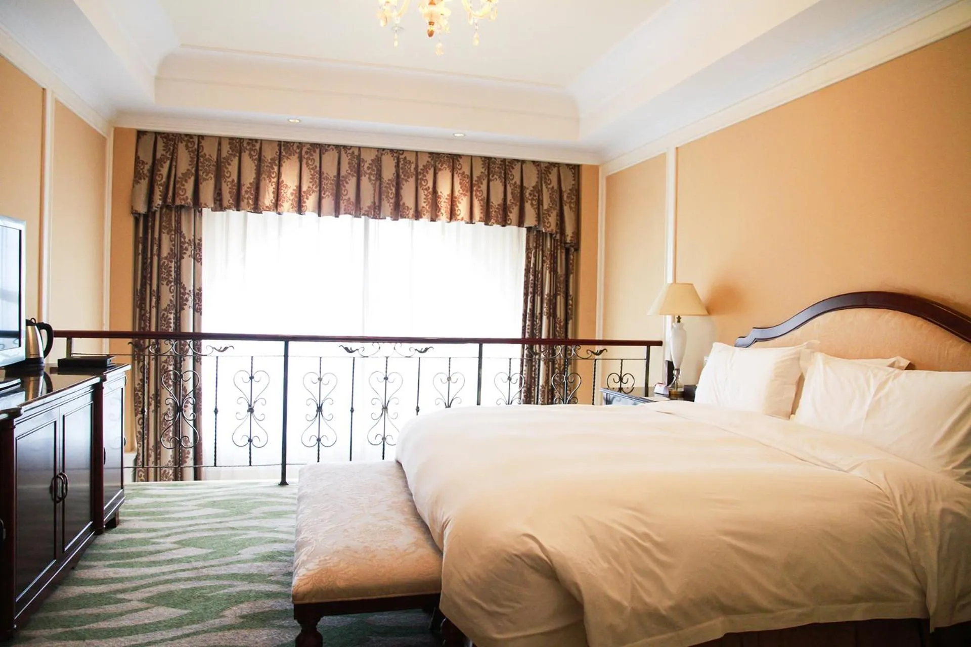 Bedroom, Bed in Crowne Plaza Ocean Spring Resort by IHG