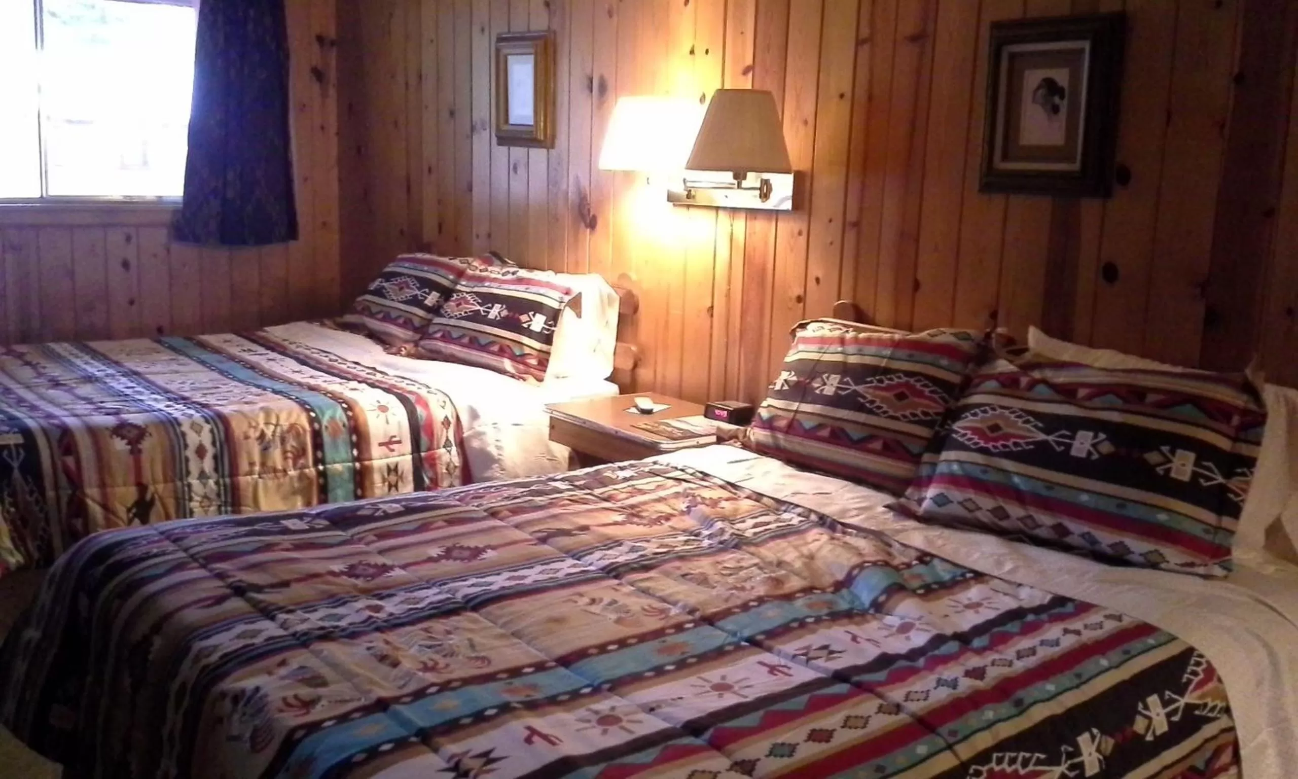 Photo of the whole room in Elkhorn Lodge