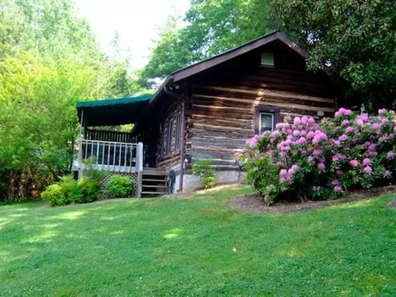 Facade/entrance, Property Building in Asheville Cabins of Willow Winds
