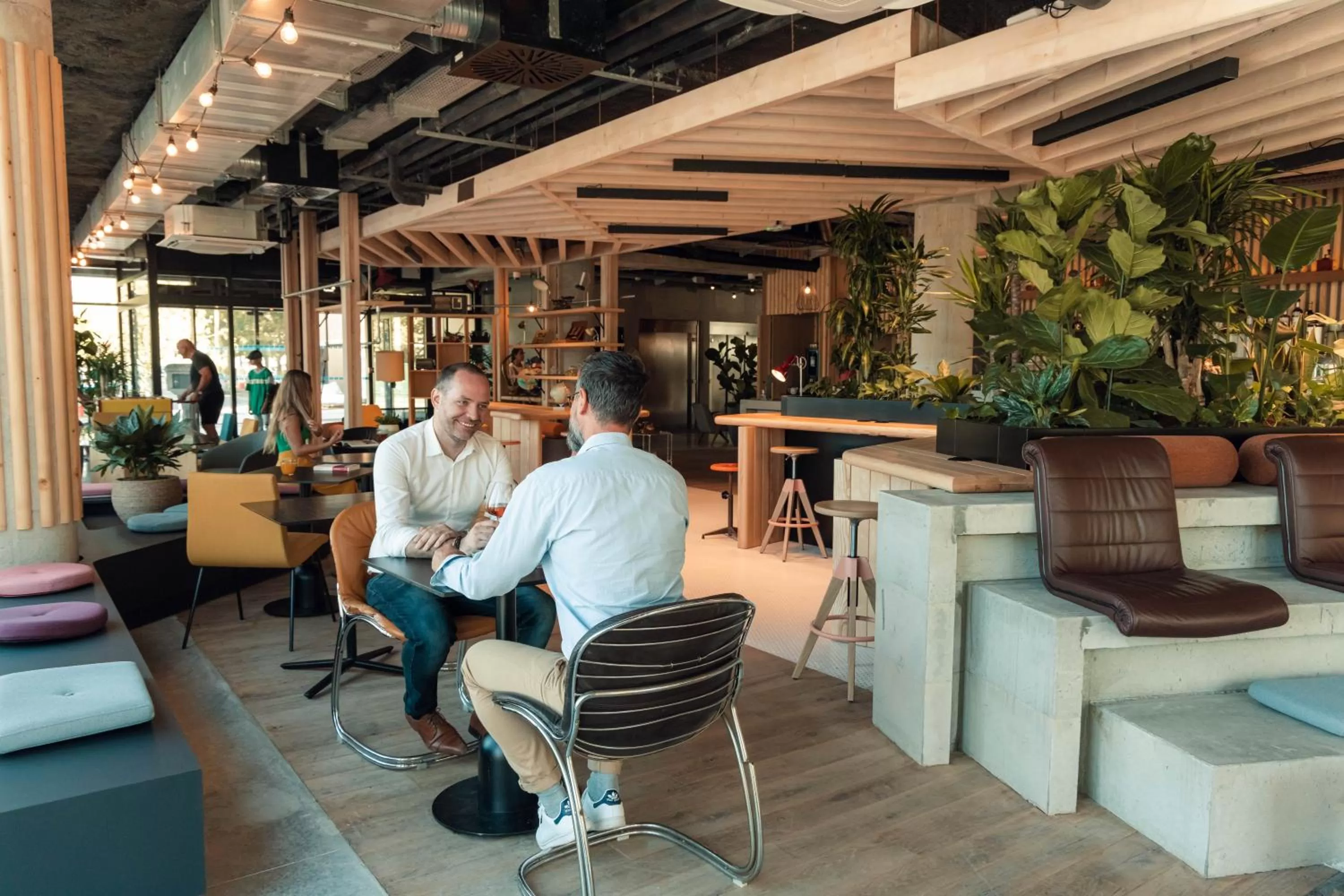 People in greet Hotel La Rochelle Centre