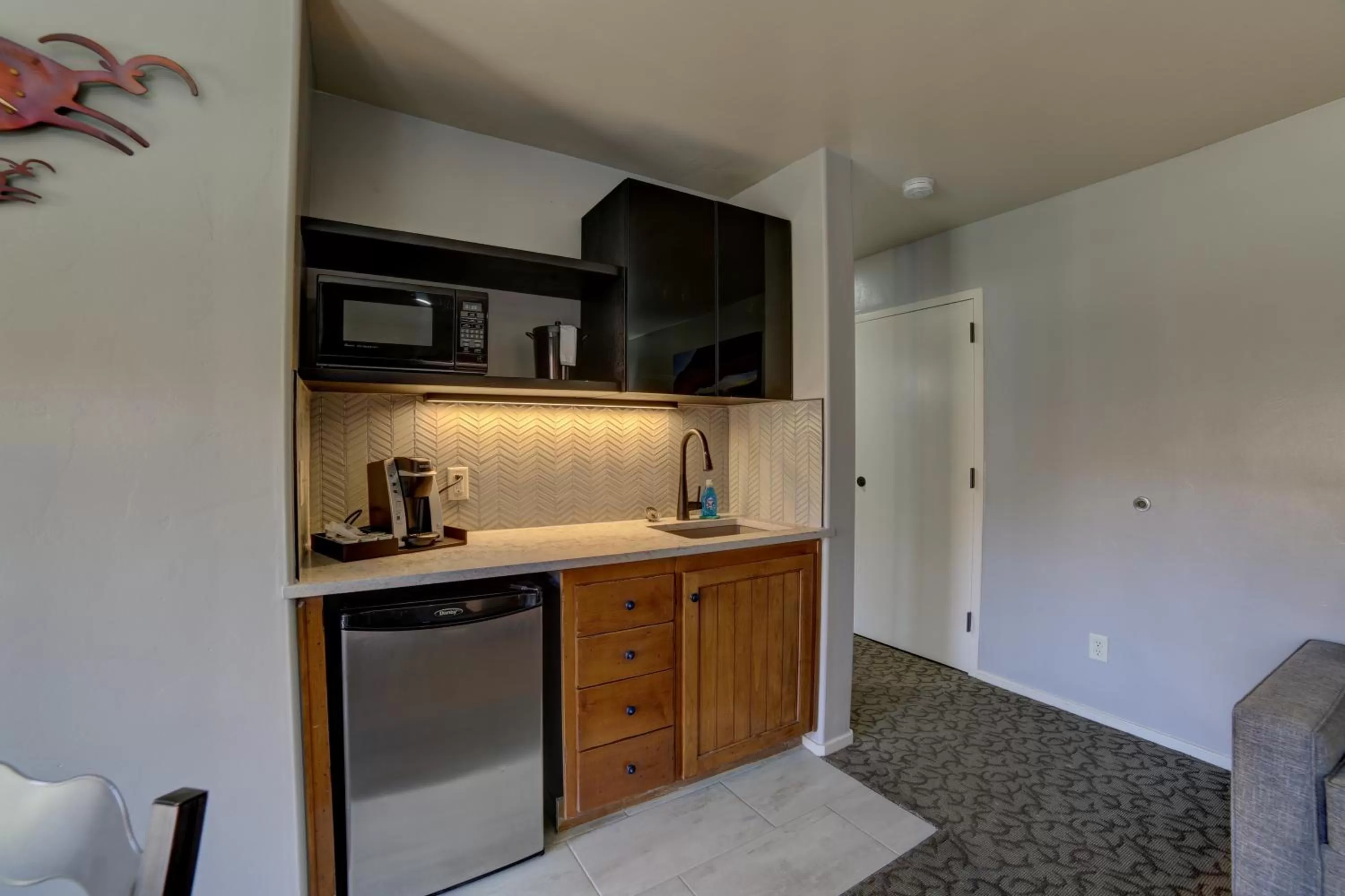 Kitchen or kitchenette in The Gonzo Inn