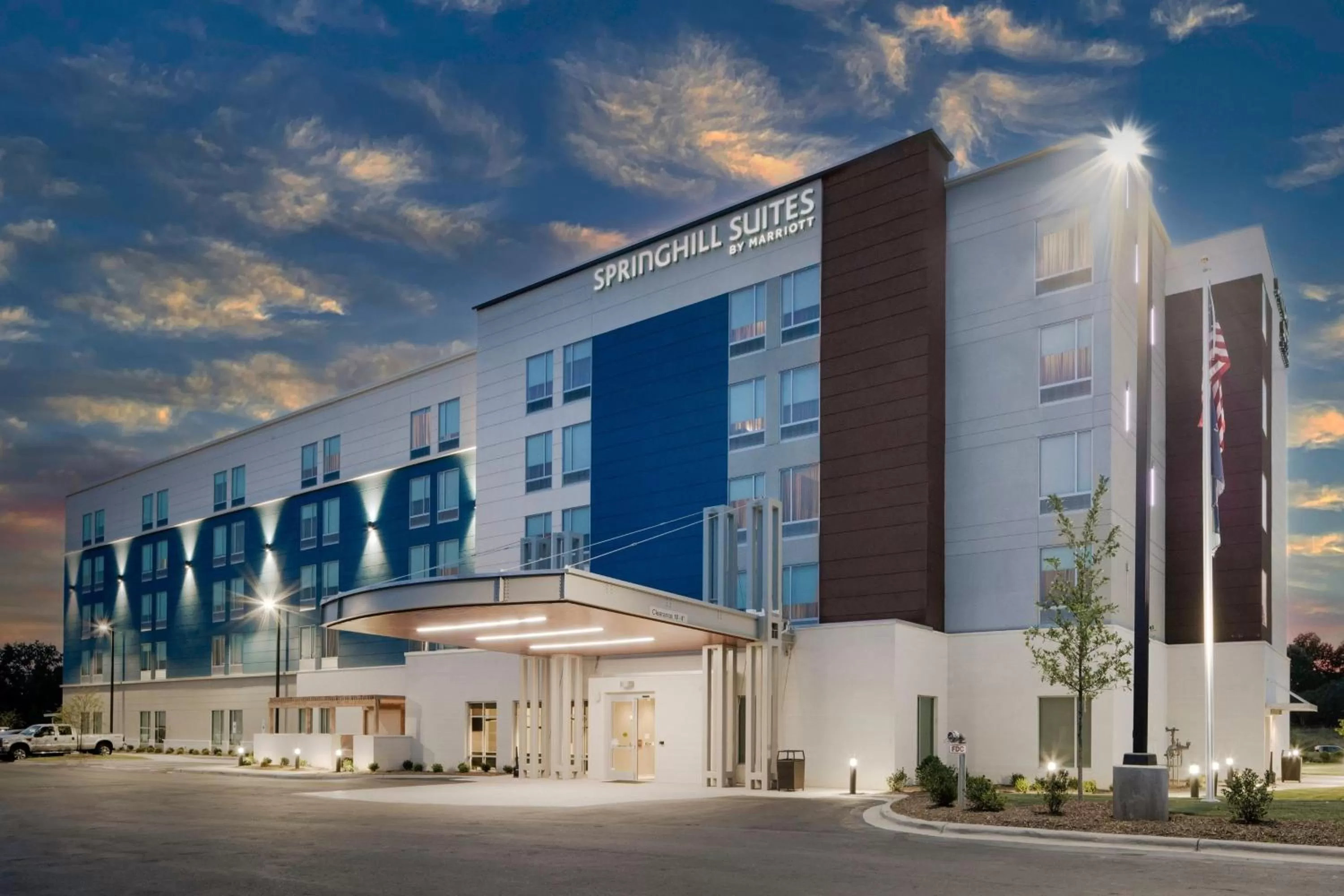 Property building in SpringHill Suites by Marriott Charlotte Airport Lake Pointe