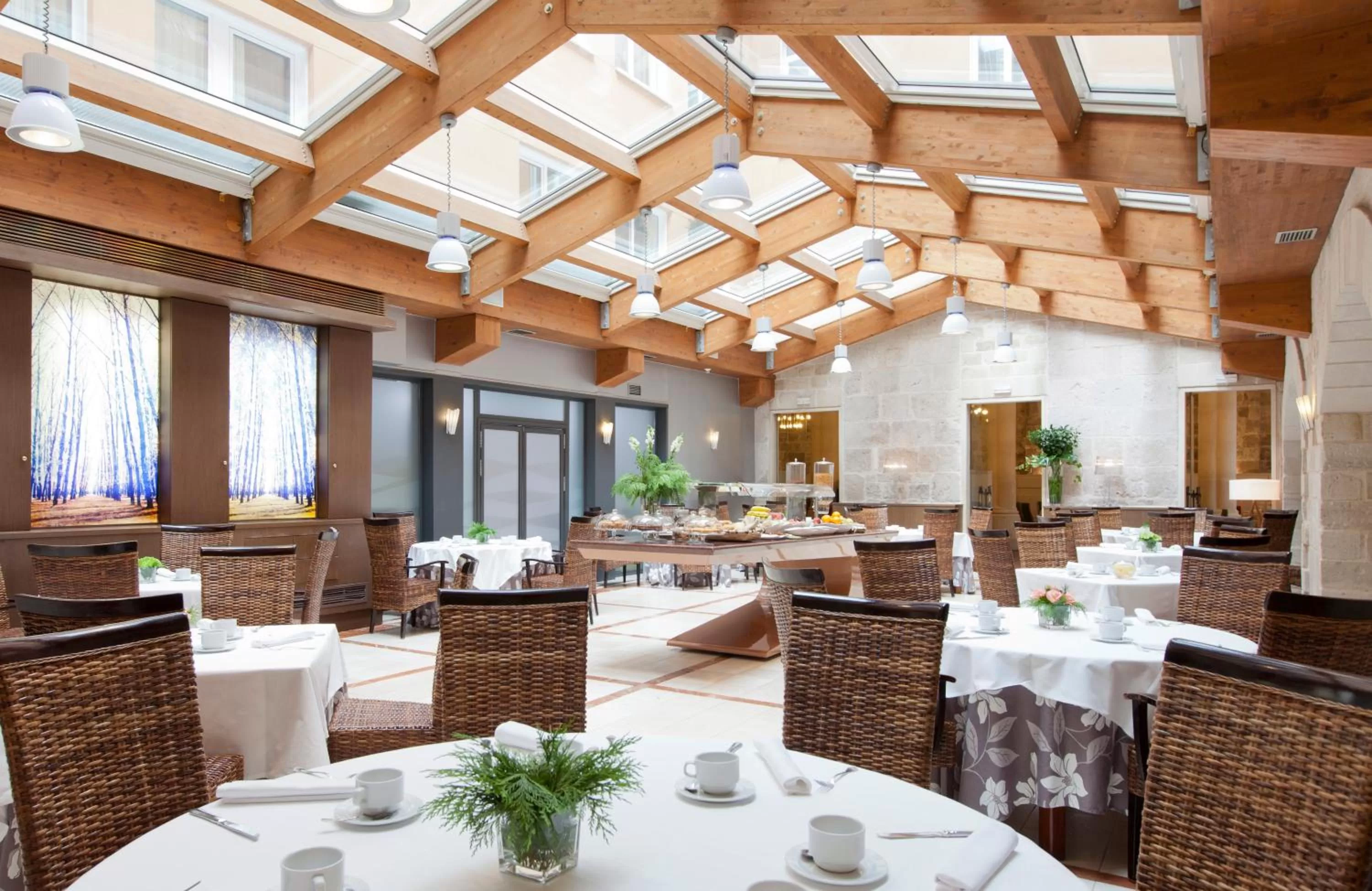 Restaurant/places to eat in RICE Palacio de los Blasones