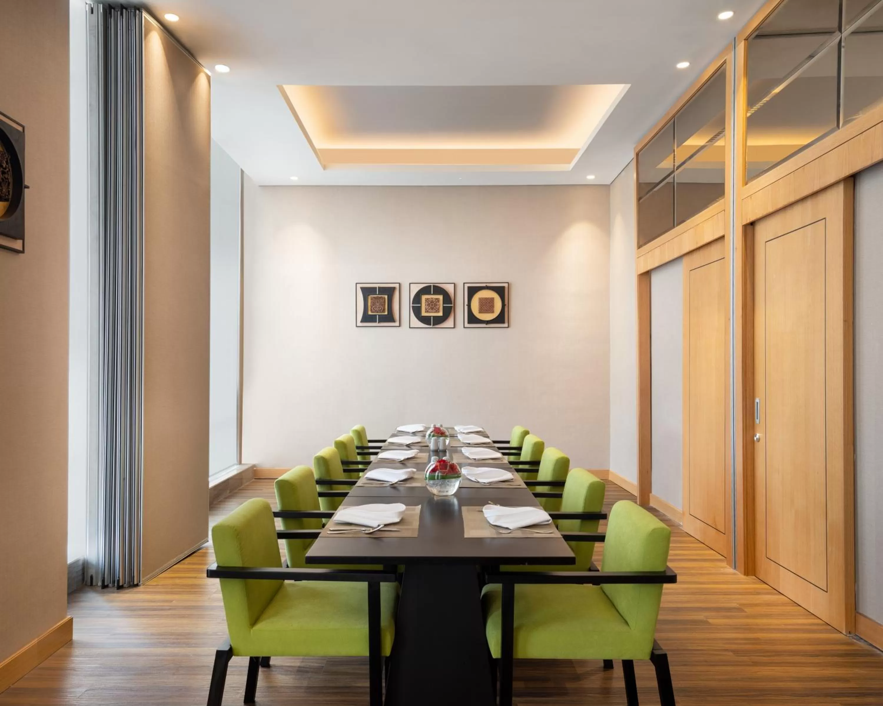 Dining area in Holiday Inn & Suites Jakarta Gajah Mada by IHG