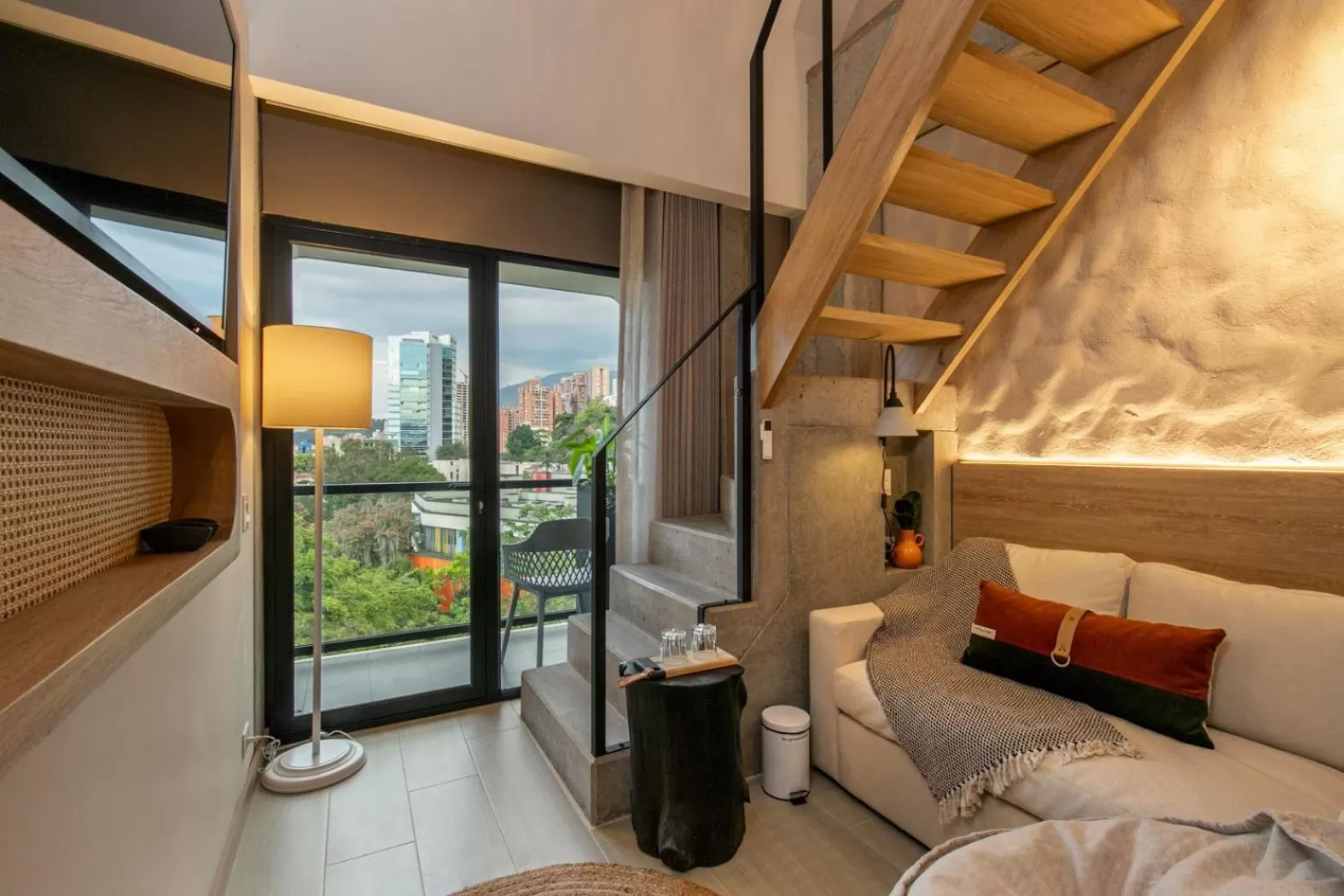 Balcony/Terrace, Bed in Landmark Hotel