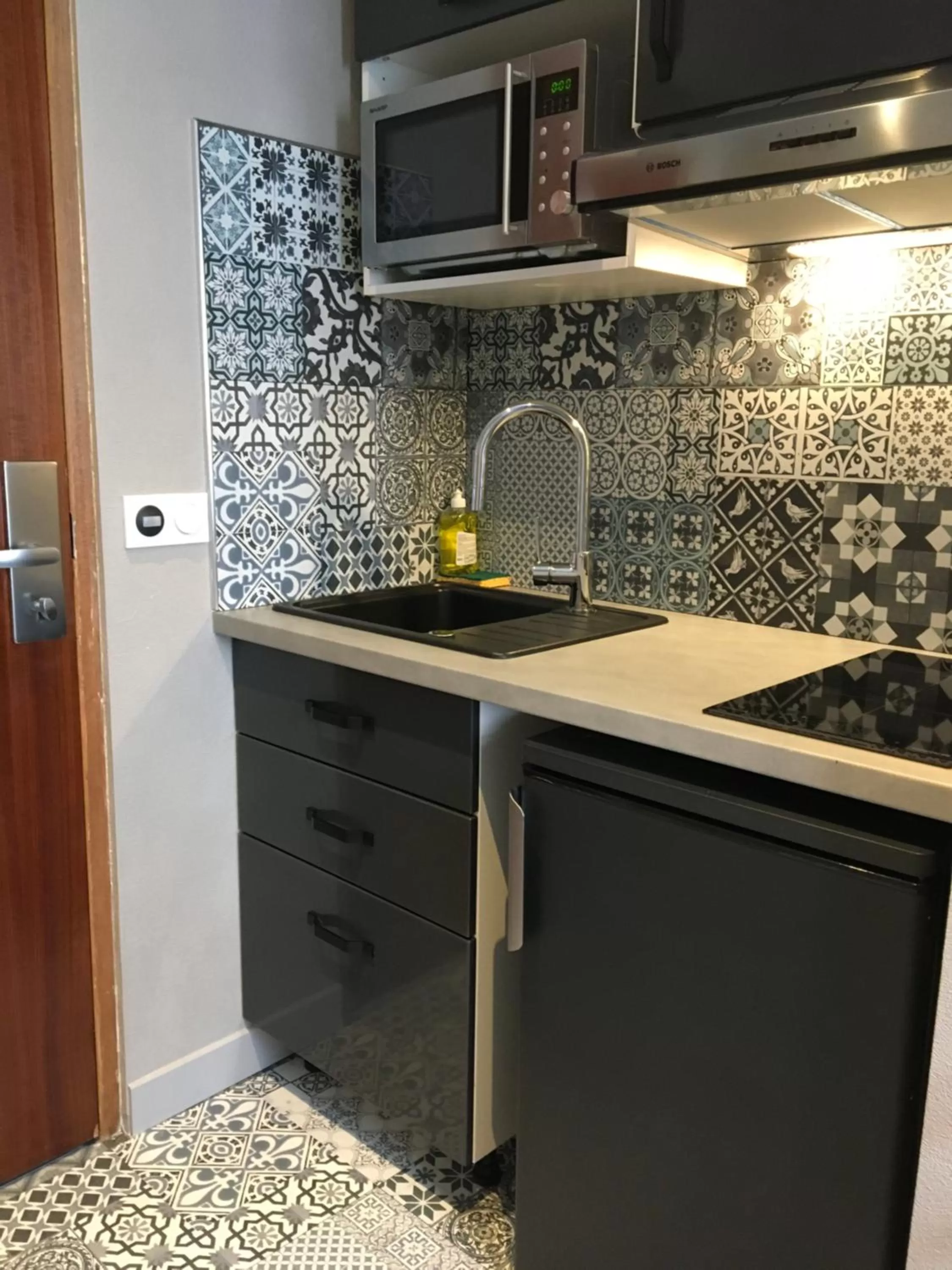 Kitchen or kitchenette in Hôtel & Appartements Le Florence