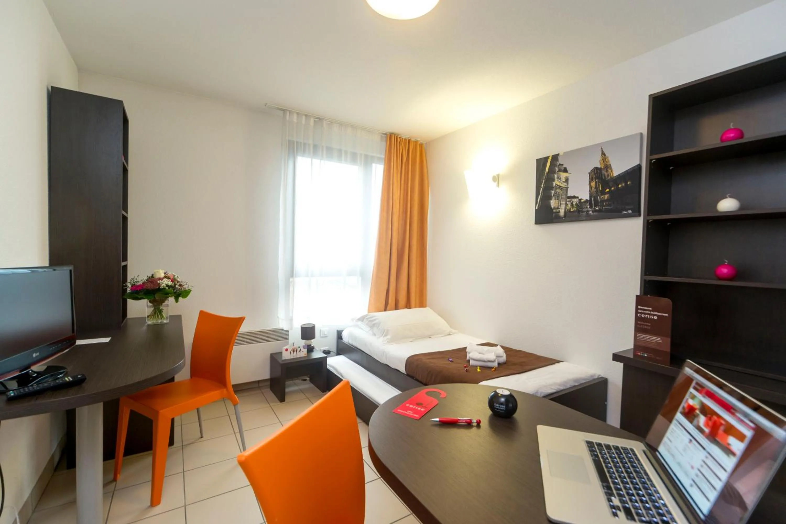 Bedroom, Bed in Cerise Strasbourg