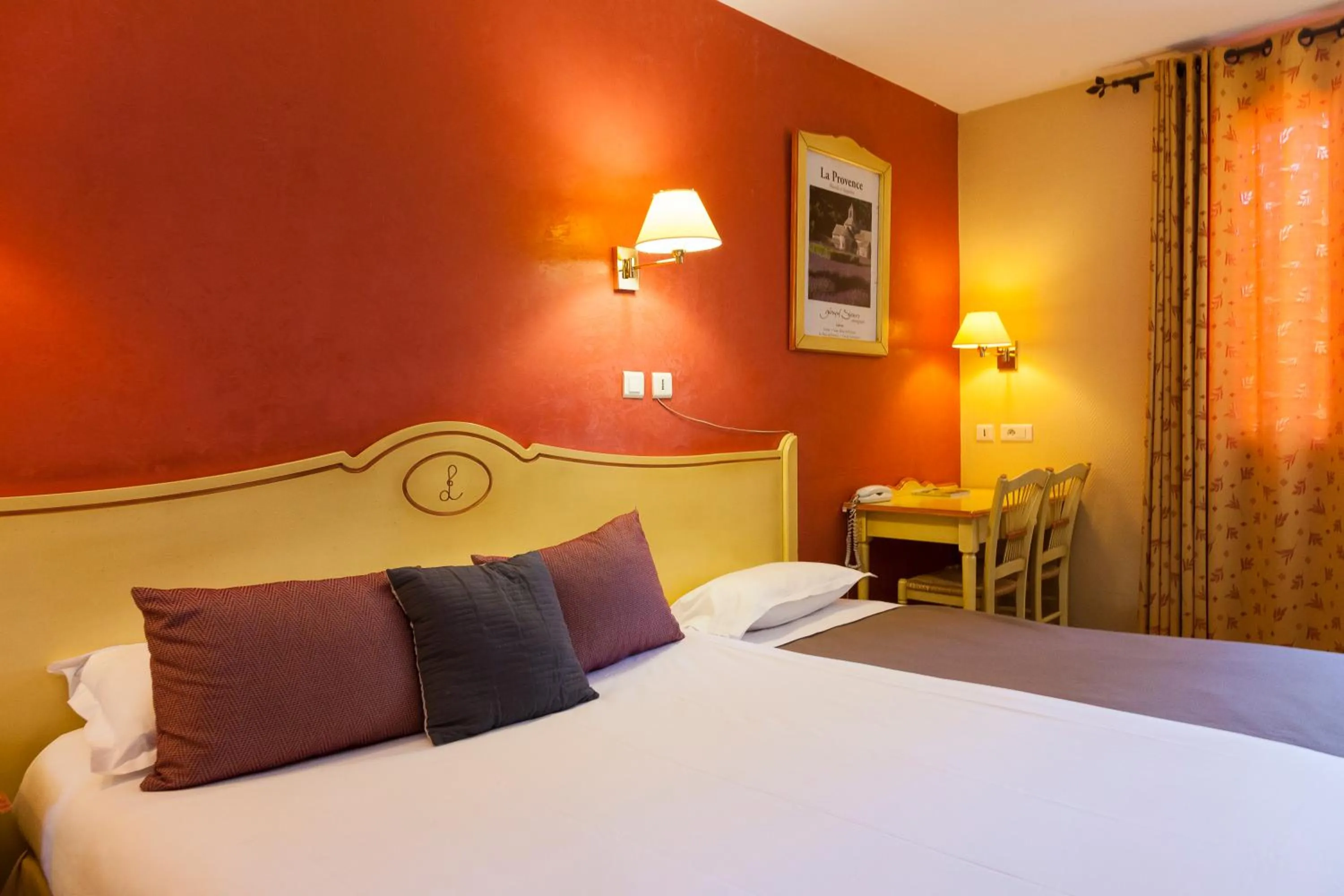Bed in LOGIS HOTEL & RESTAURANT L'ETAPE Bouc Bel Air - Gardanne