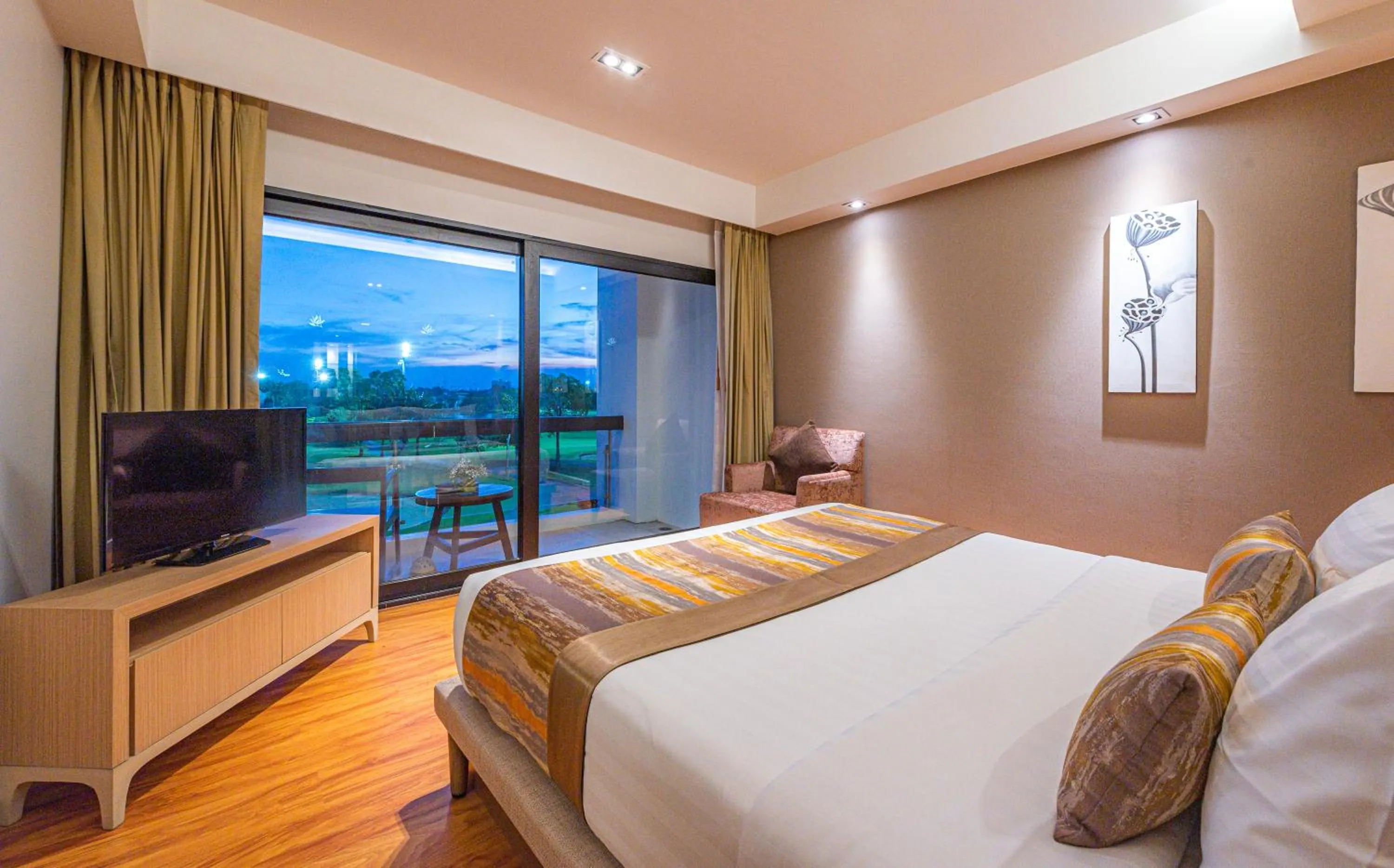 Bedroom, Bed in Summit Windmill Golf Suite Hotel at Suvarnabhumi