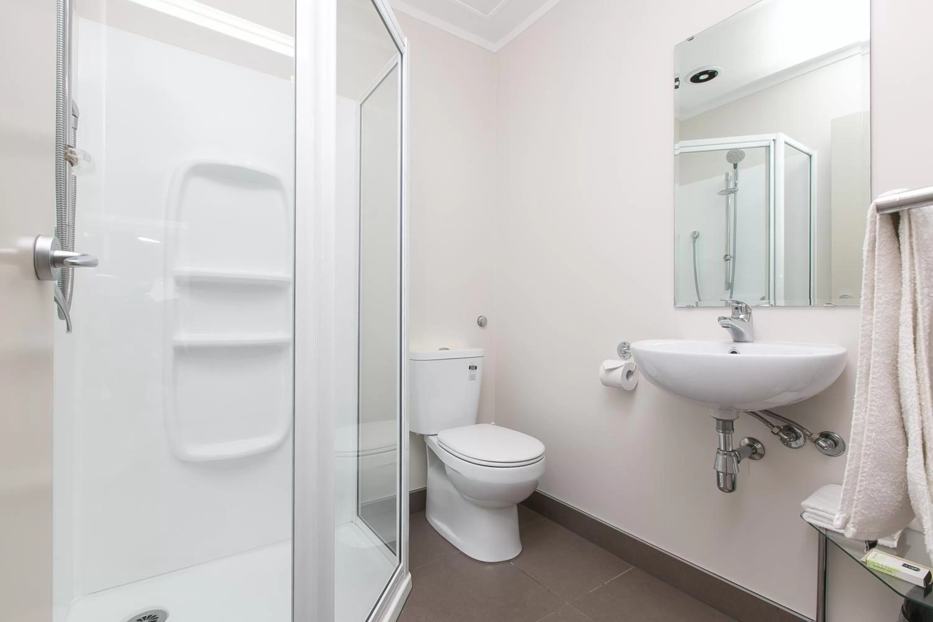 Bathroom in Parkview Motor Inn