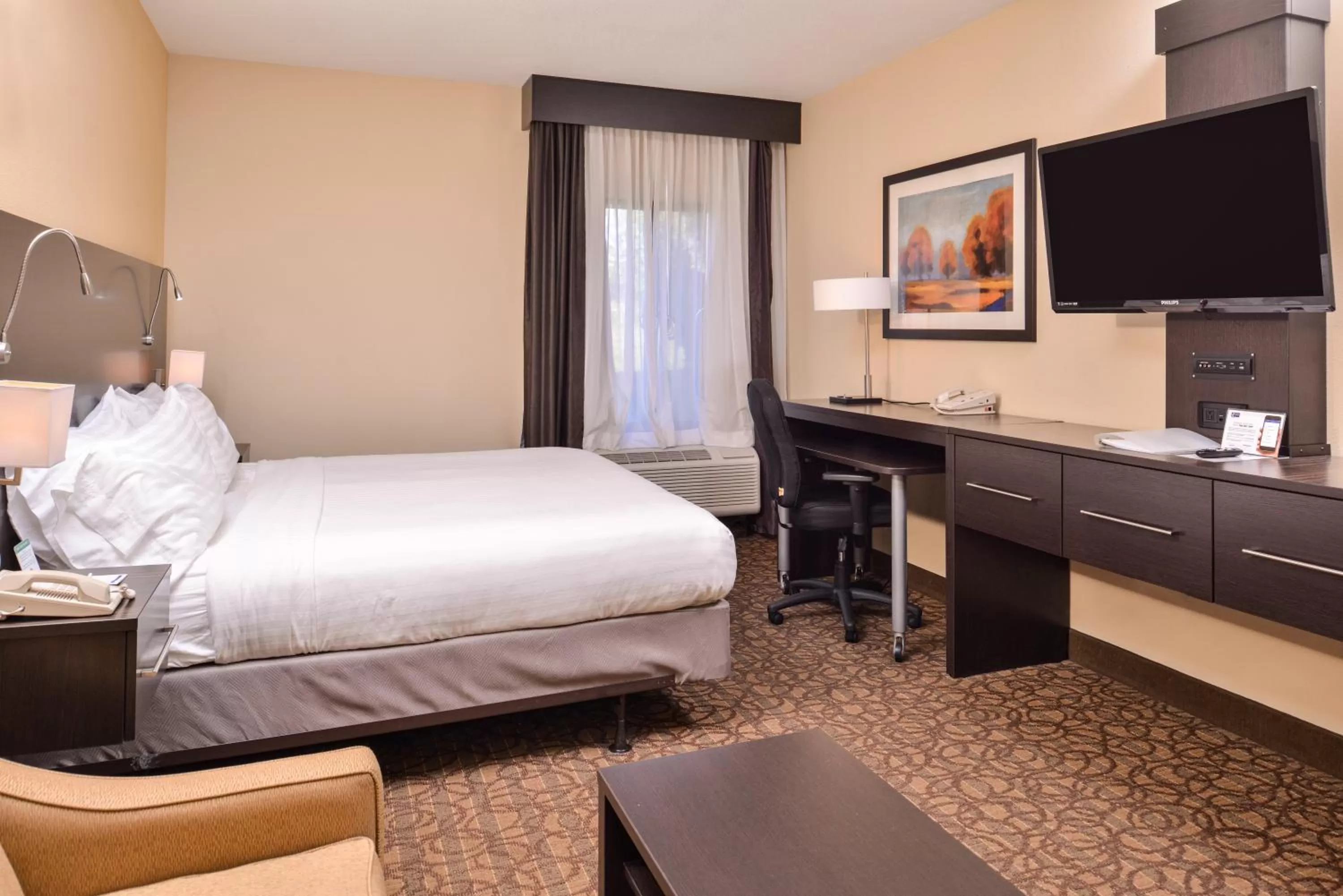 Photo of the whole room, Bed in Holiday Inn Express & Suites Topeka West I-70 Wanamaker by IHG