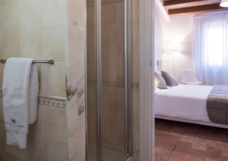 Shower, Bed in Relais Madonna di Campagna