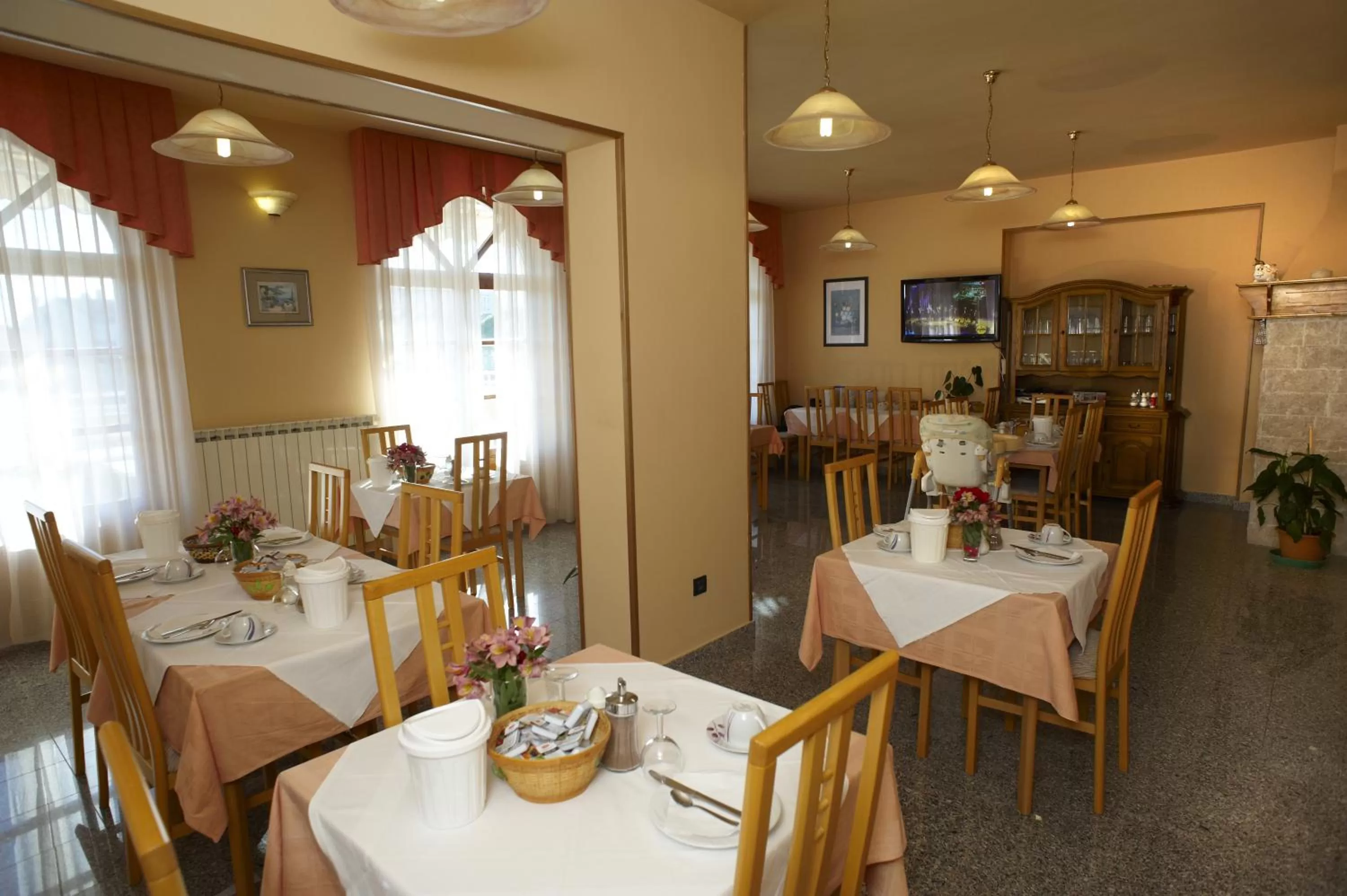 Communal lounge/ TV room, Restaurant/Places to Eat in B@B Valbruna