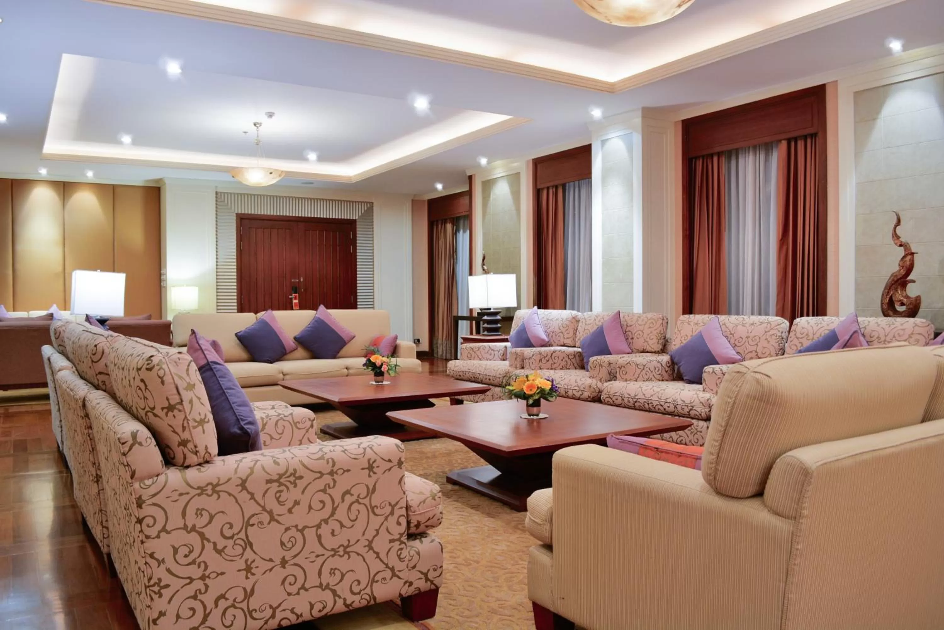 Living room in Rama Gardens Hotel Bangkok