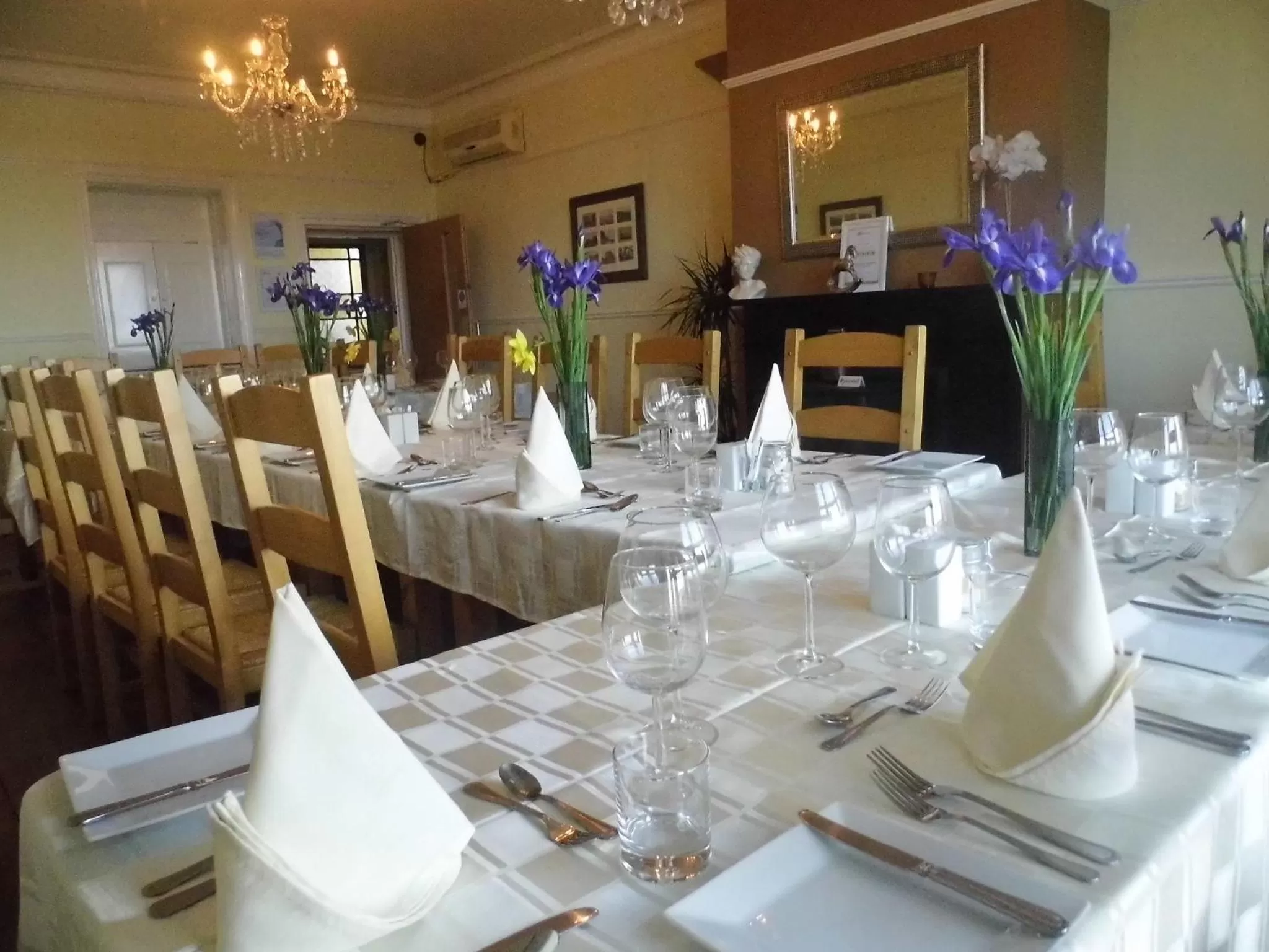 Restaurant/places to eat in Waterfront Hotel