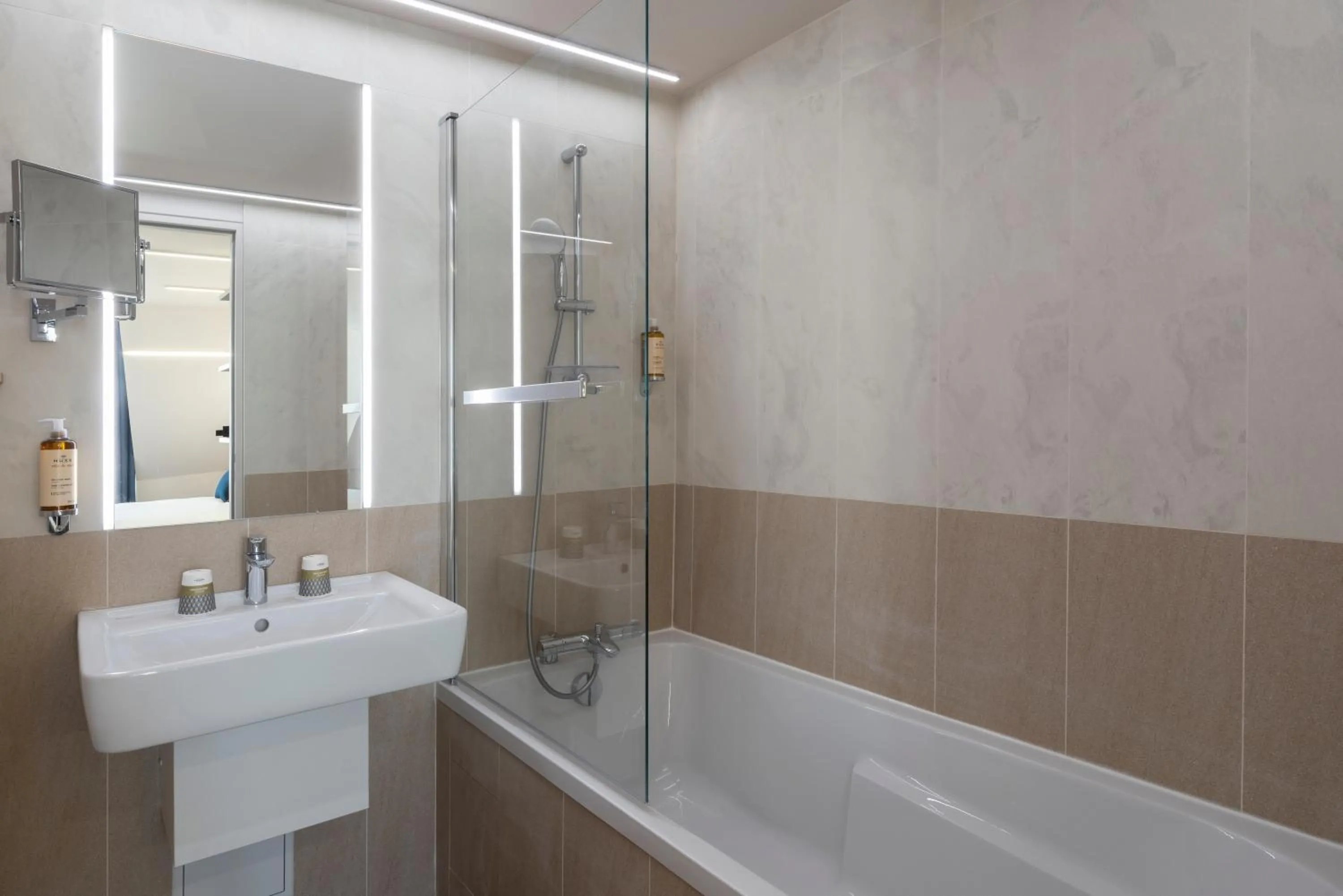 Bath in Mercure Paris Opera Lafayette