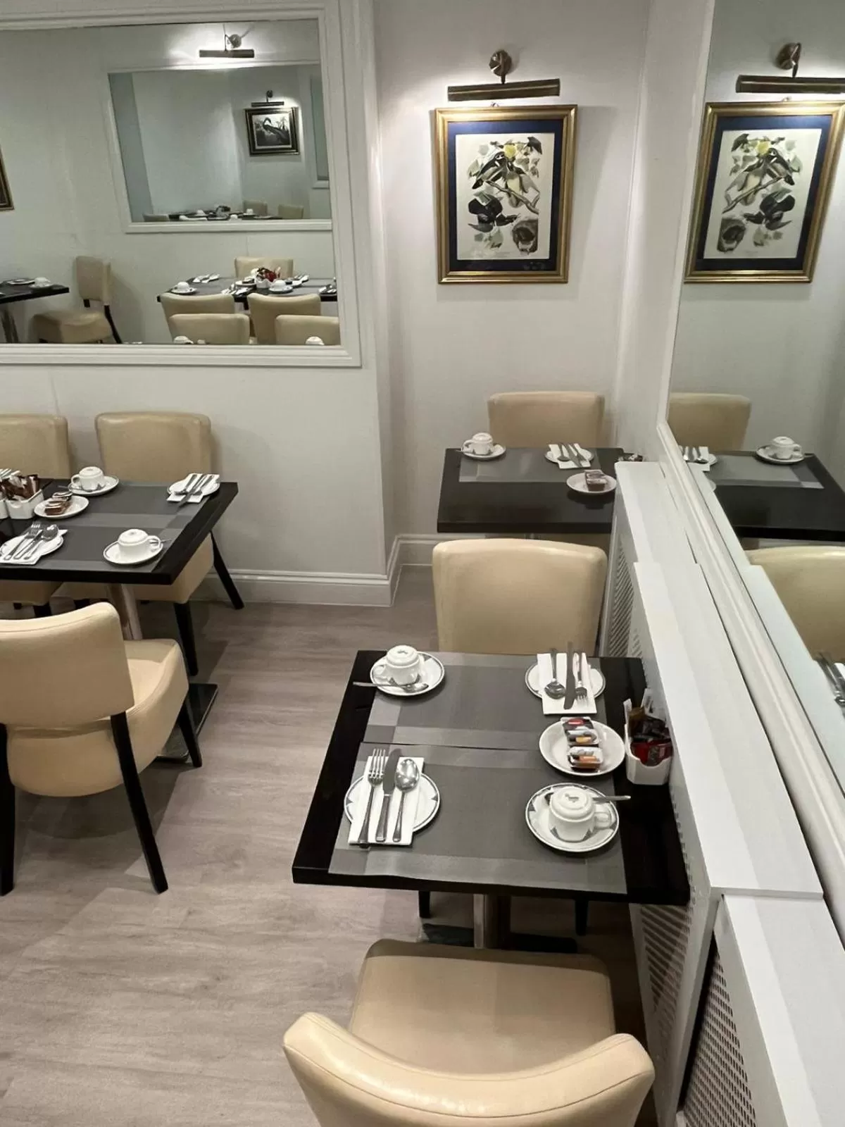 Restaurant/places to eat in Hotel La Place