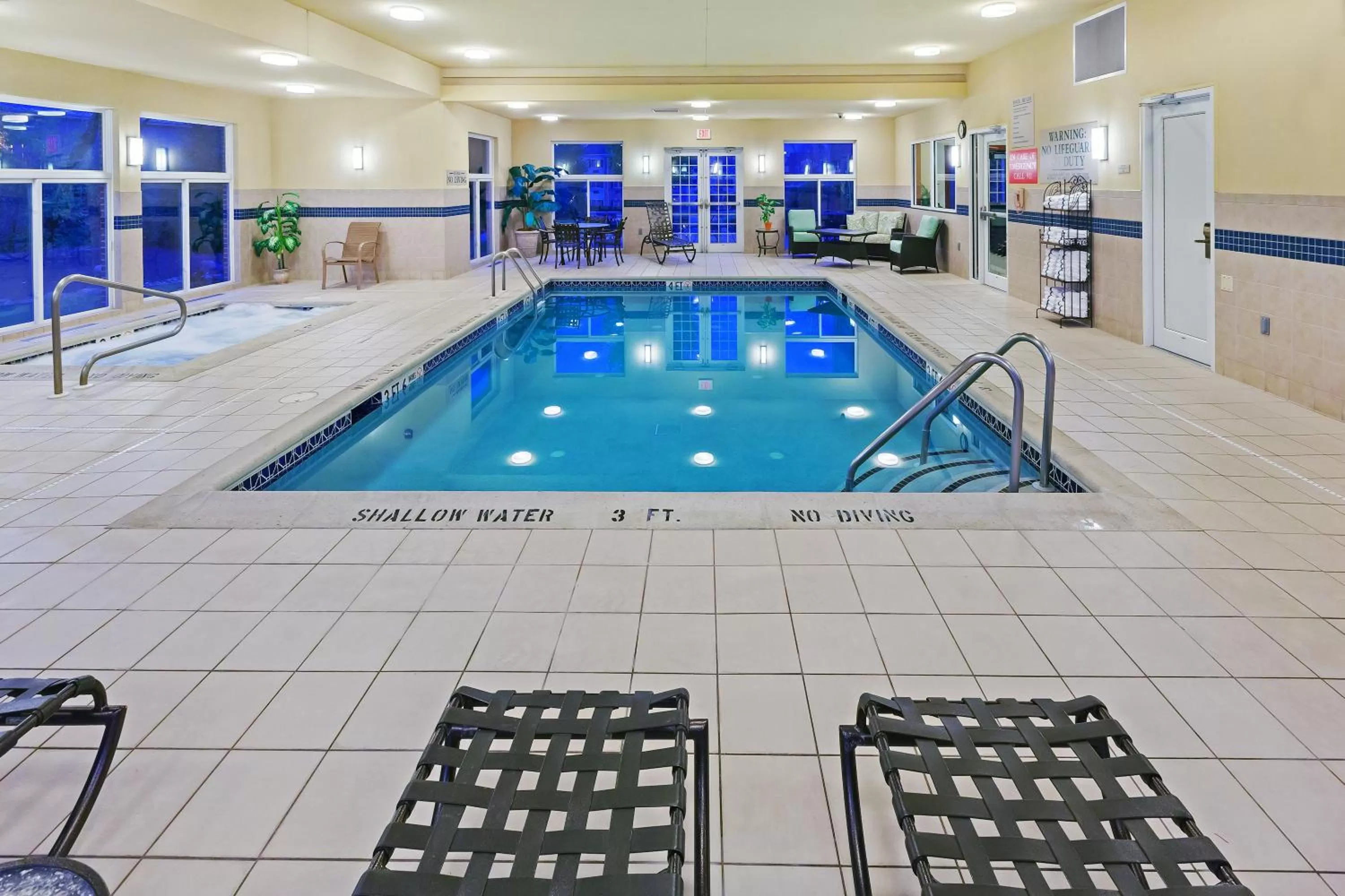Swimming pool in Country Inn & Suites by Radisson, Lewisburg, PA