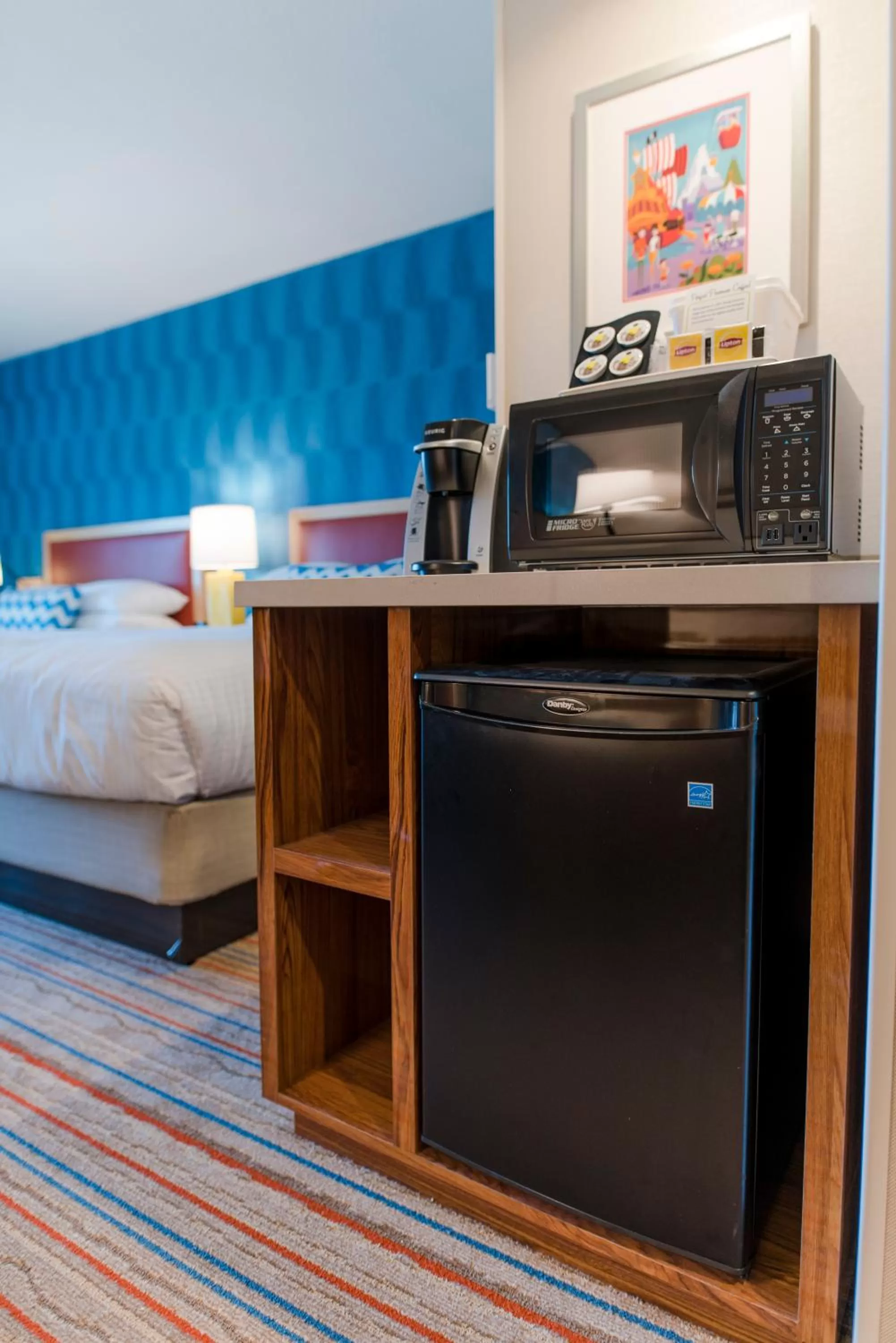 Coffee/tea facilities, Bed in Howard Johnson by Wyndham Anaheim Hotel & Water Playground