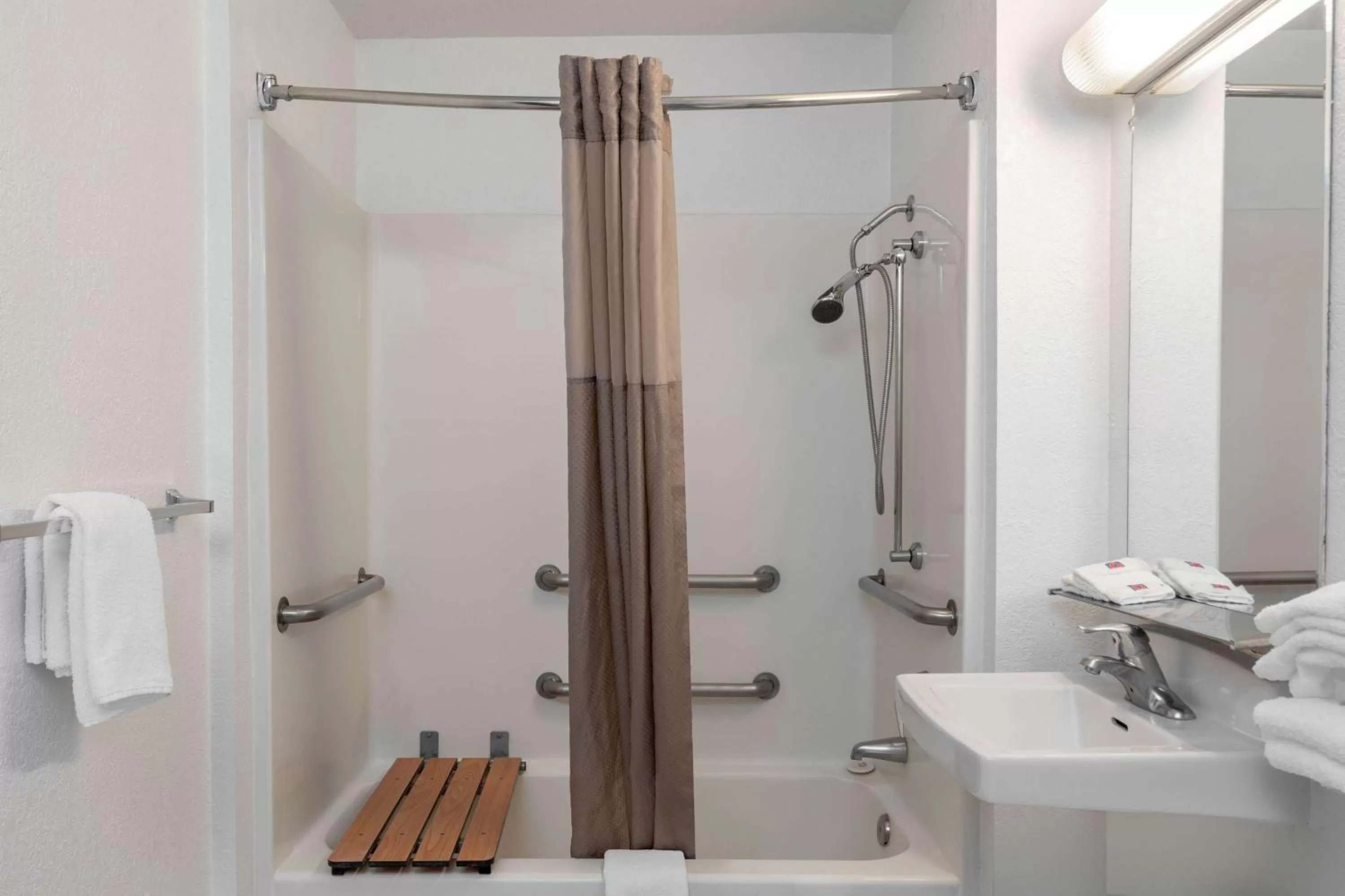 Bathroom in Motel 6-Sepulveda, CA - Los Angeles - Van Nuys - North Hills