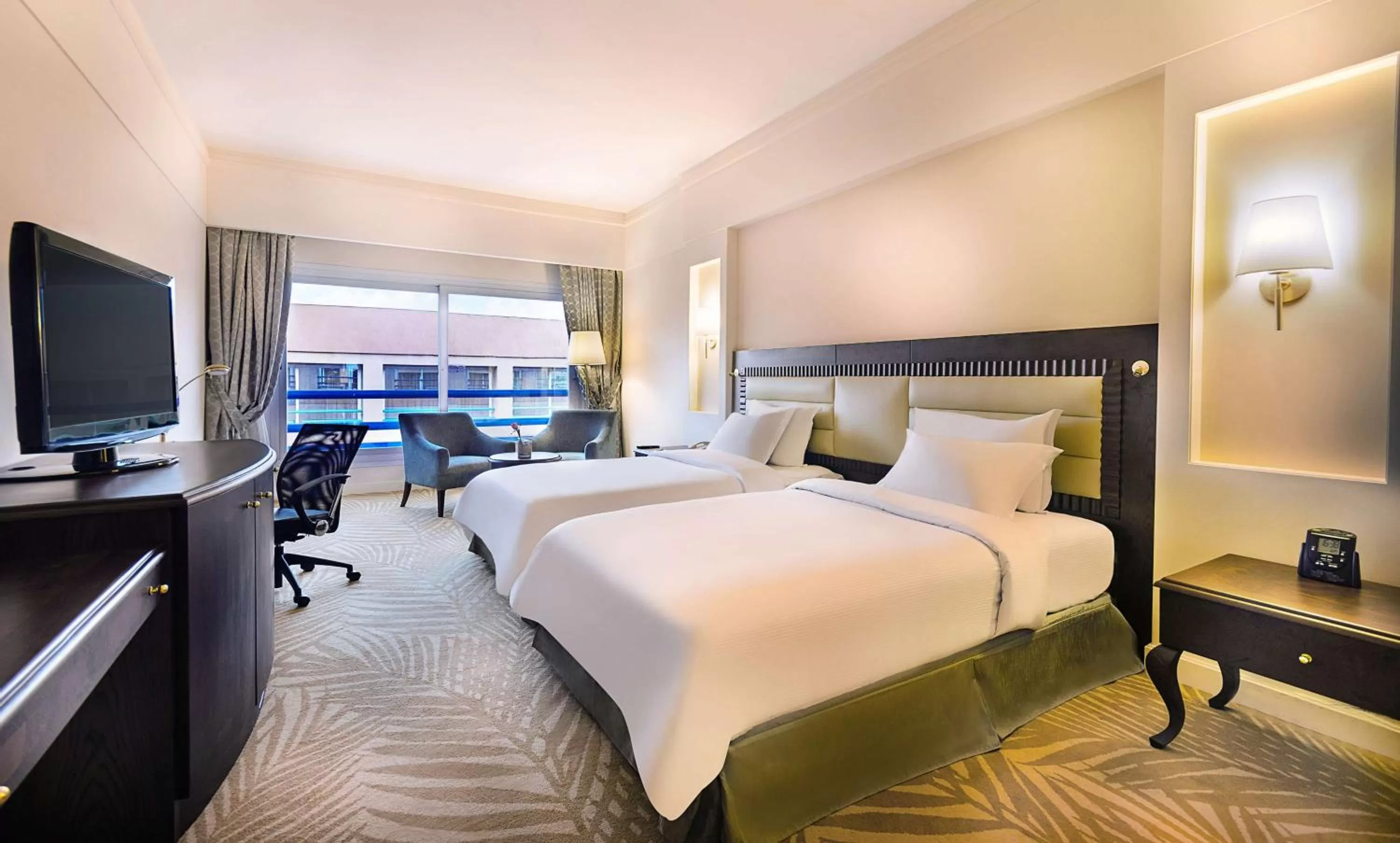 Bed in Hilton Alexandria Green Plaza