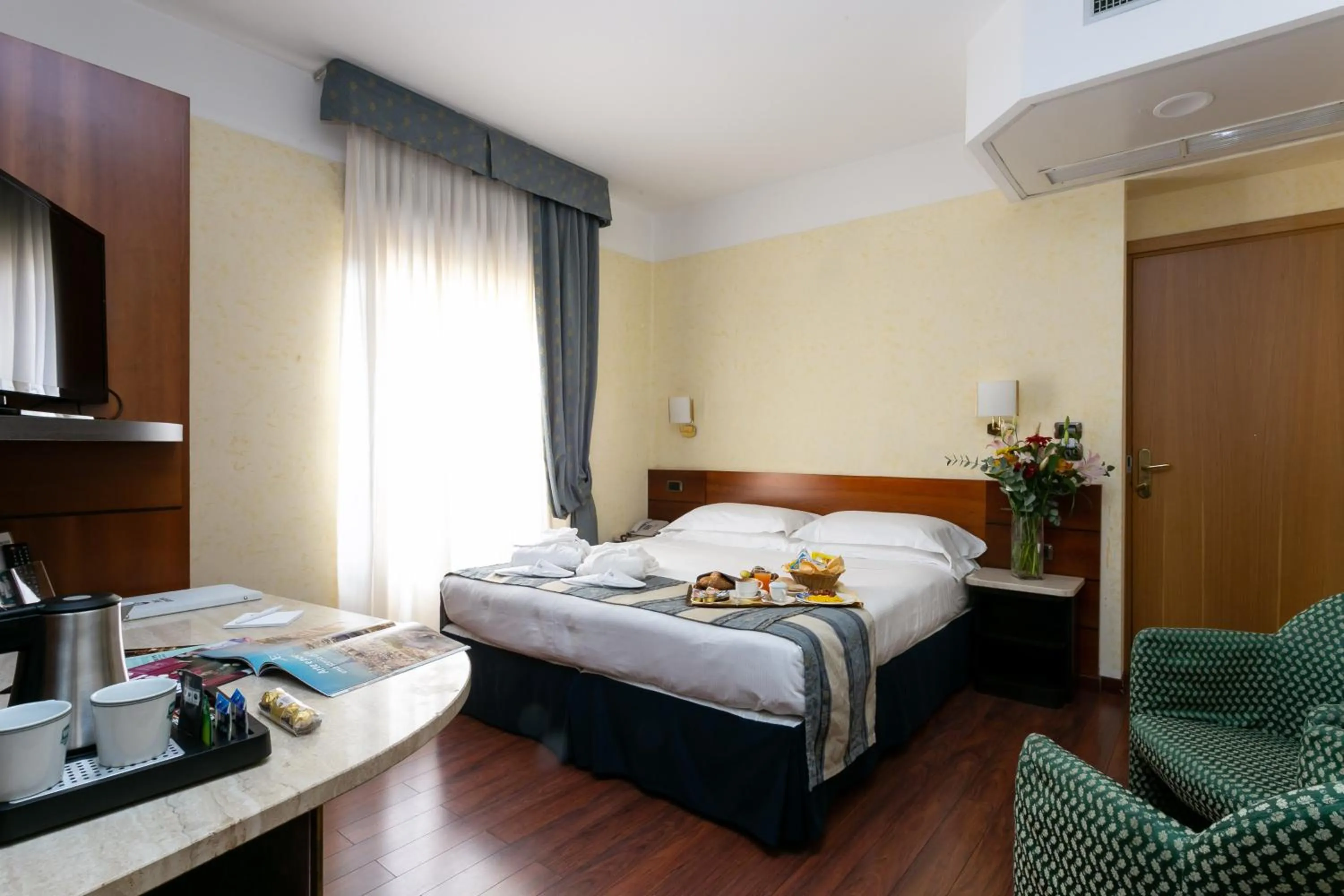 Photo of the whole room, Bed in Hotel Mirage Sure Hotel Collection by Best Western