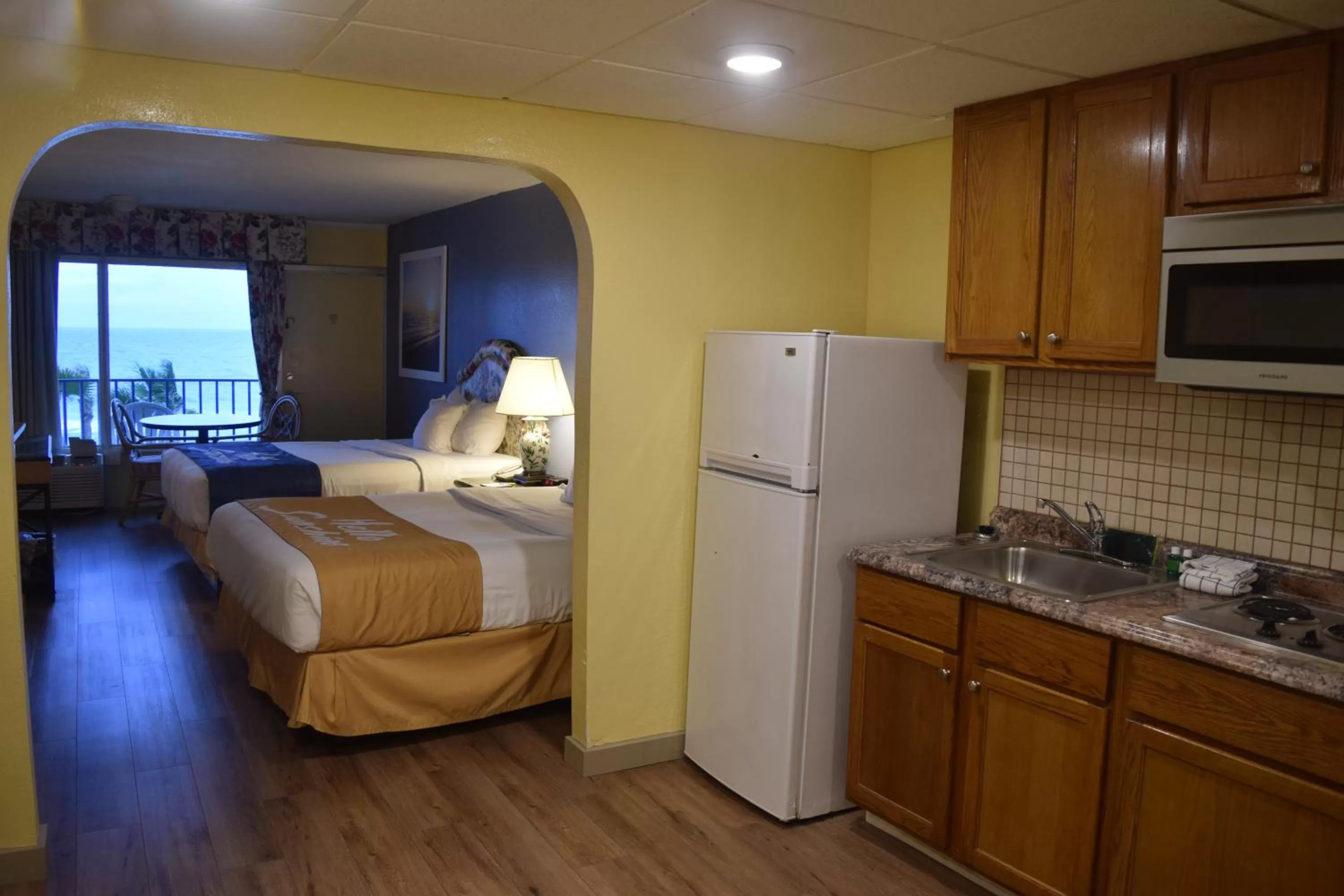 Kitchen or kitchenette, Bed in Days Inn by Wyndham Panama City Beach Beachfront Resort