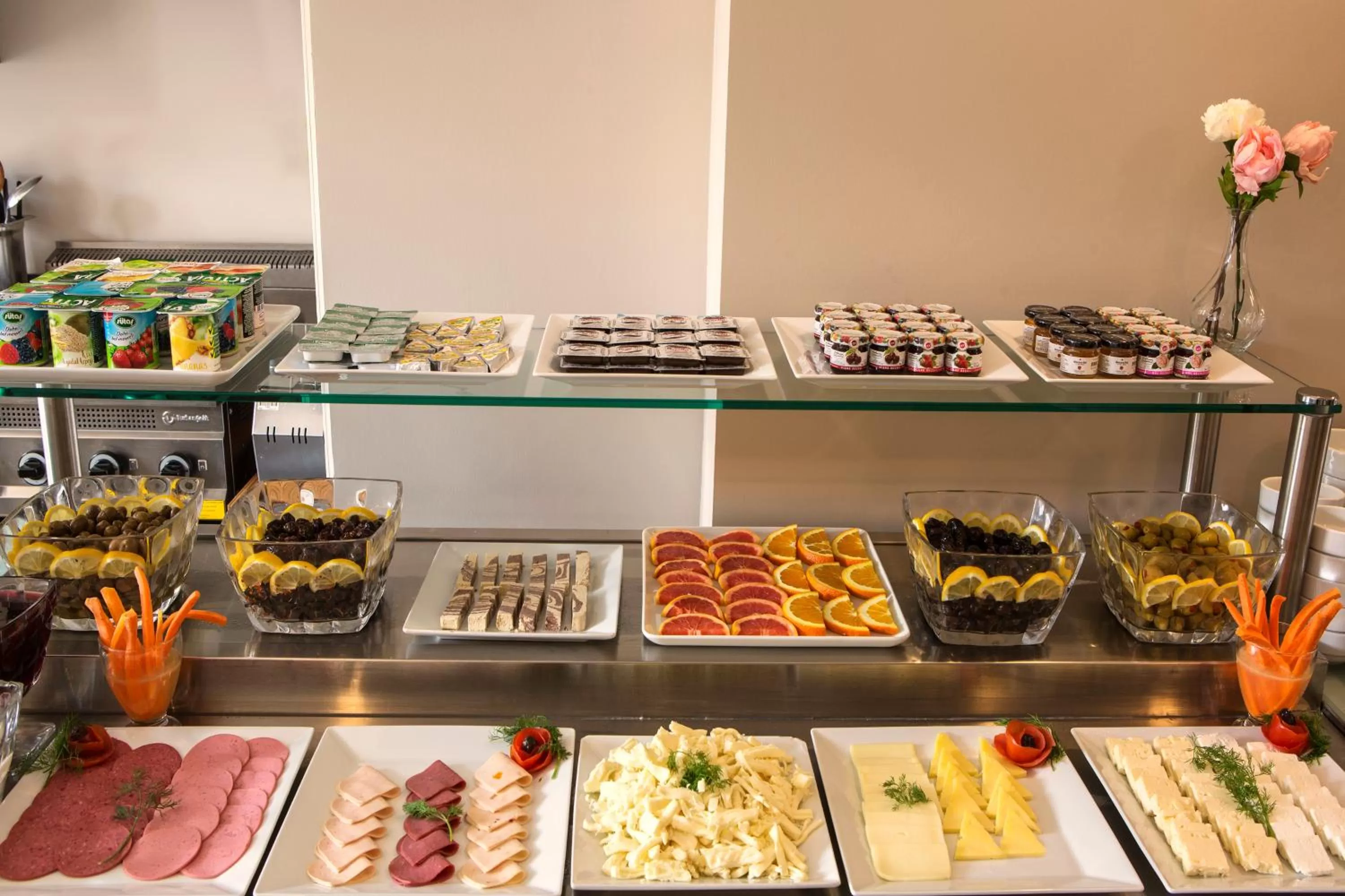 Restaurant/places to eat in Obelisk Hotel & Suites