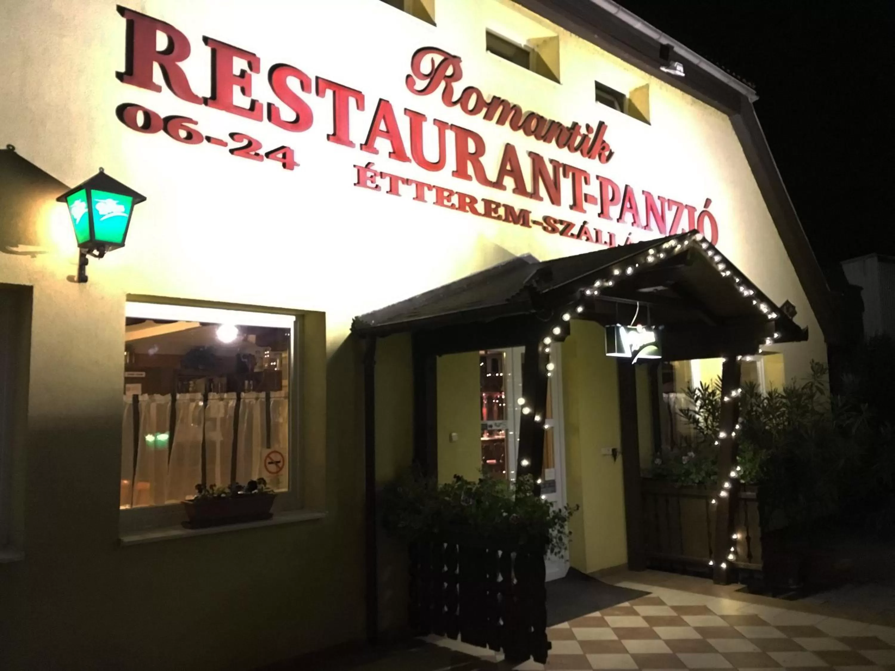 Property building in Romantik Étterem - Panzió