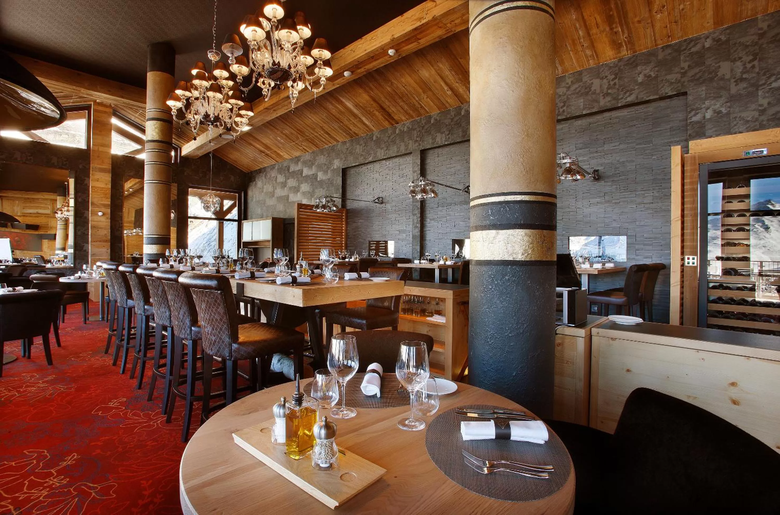 Food and drinks in Hôtel Koh-I Nor by Les Etincelles