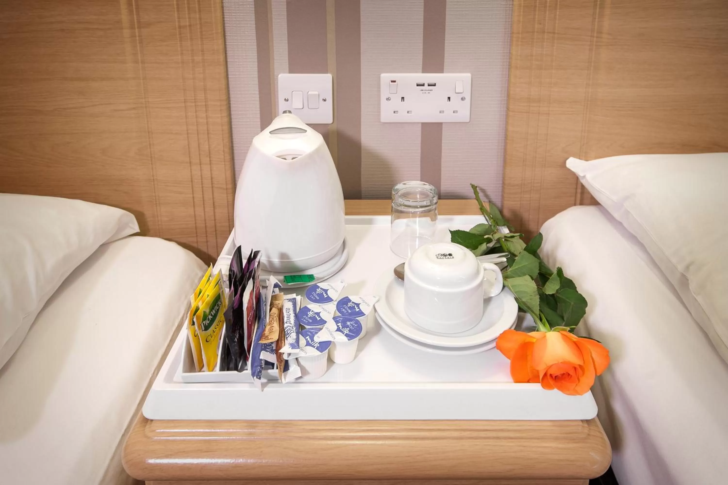 Coffee/tea facilities, Bed in Fairway Hotel