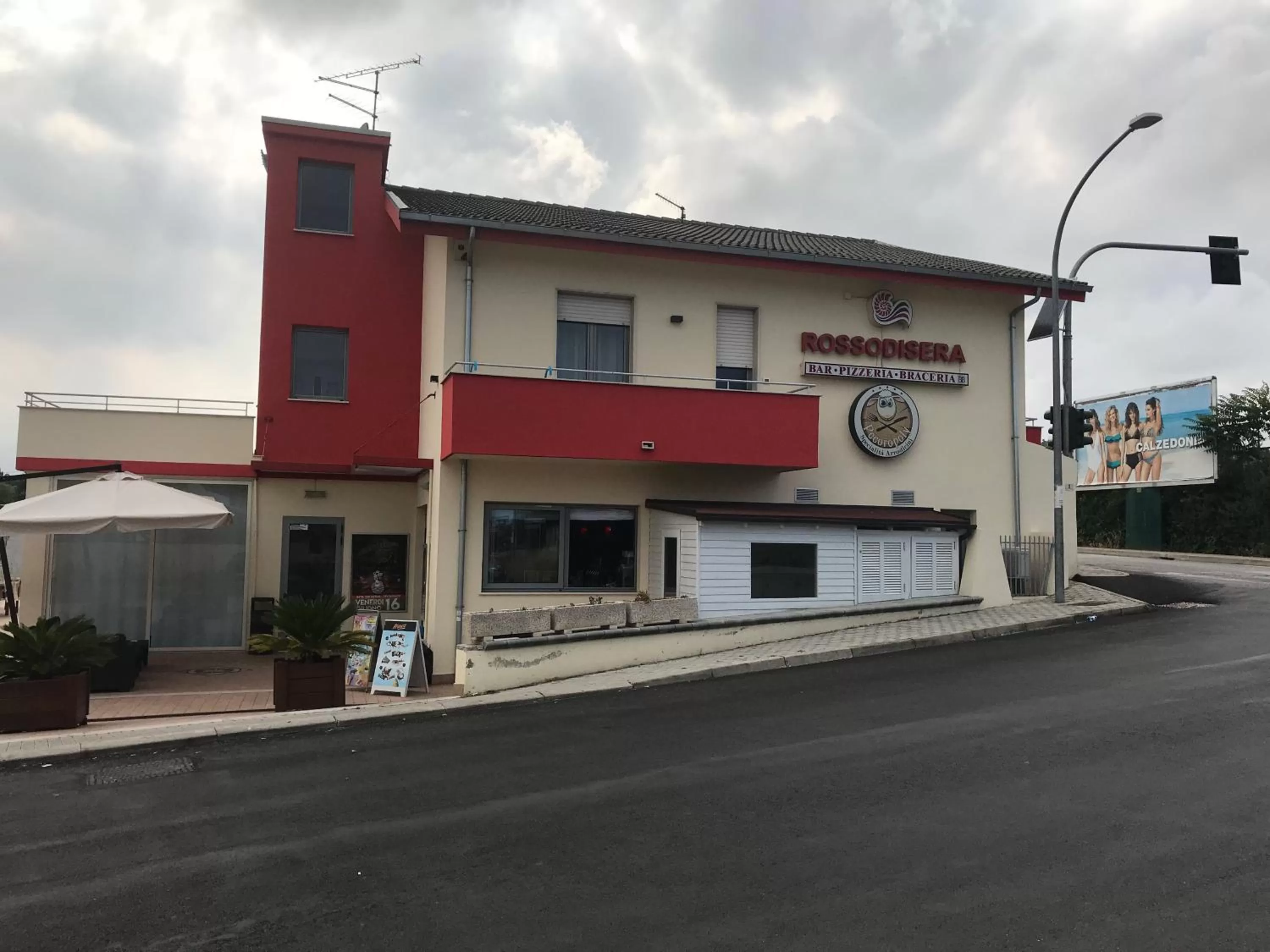 Facade/entrance in Rosso Di Sera