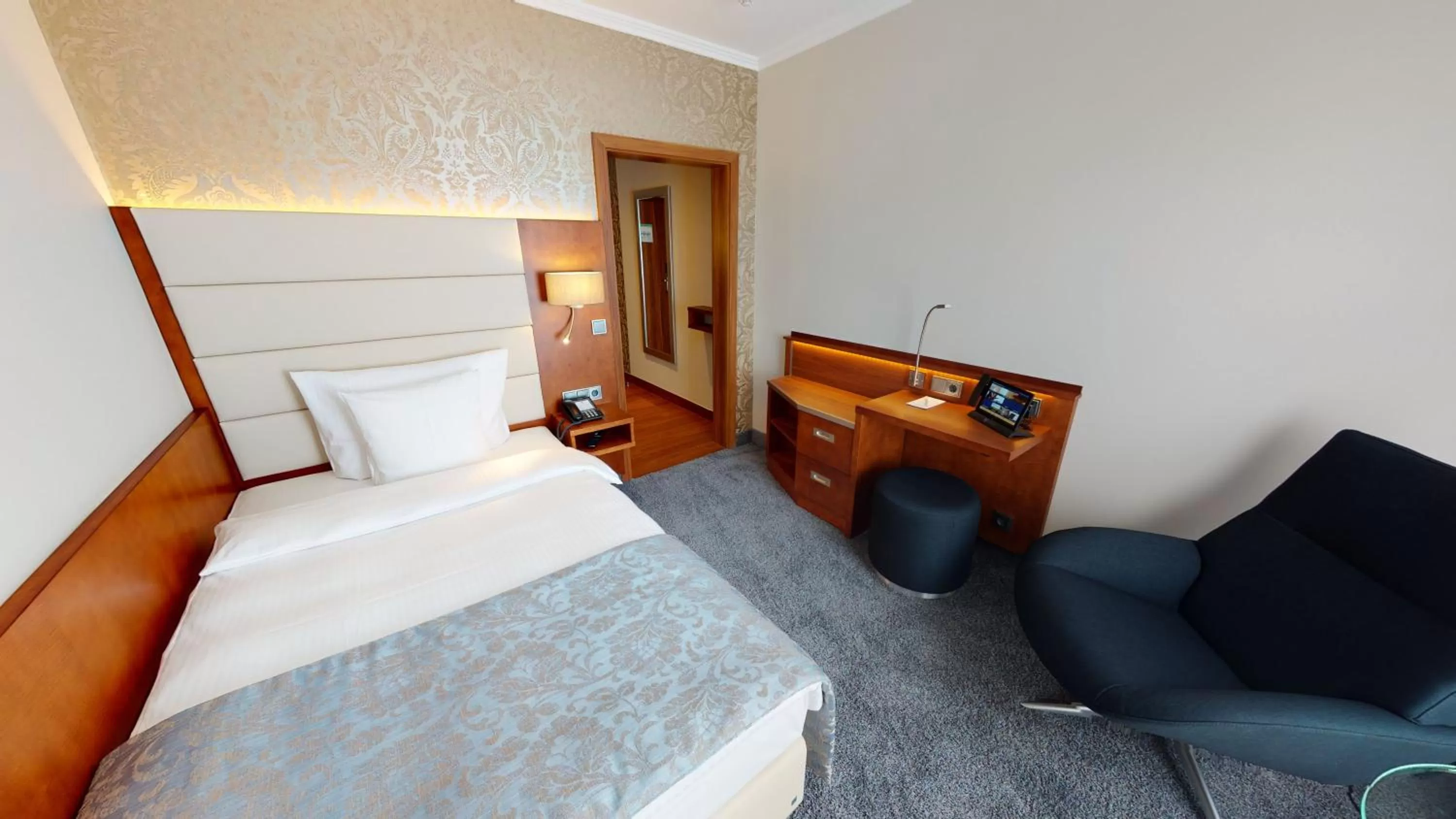 Bedroom, Bed in Hotel Oranien Wiesbaden