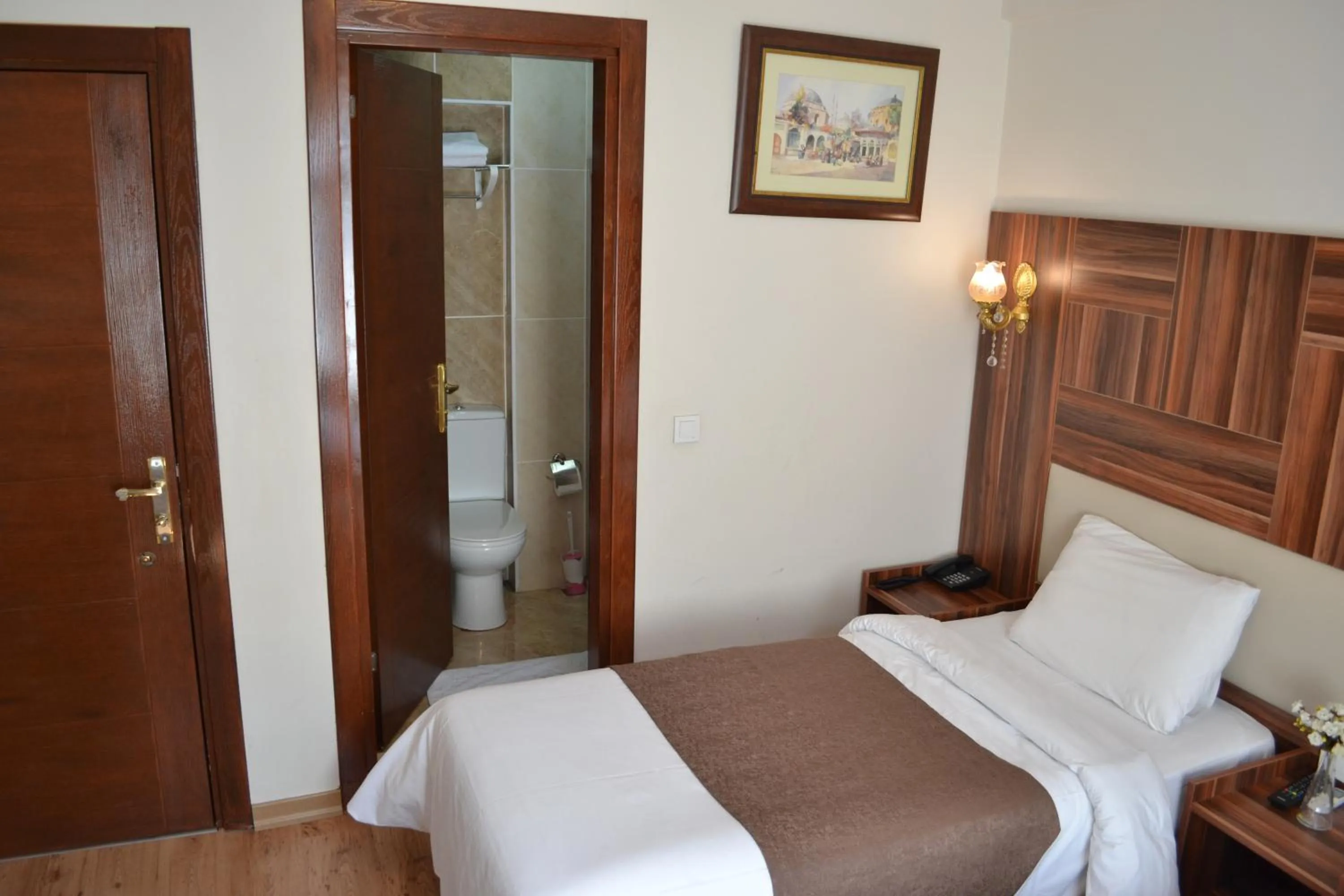 Toilet, Bed in New Fatih Hotel