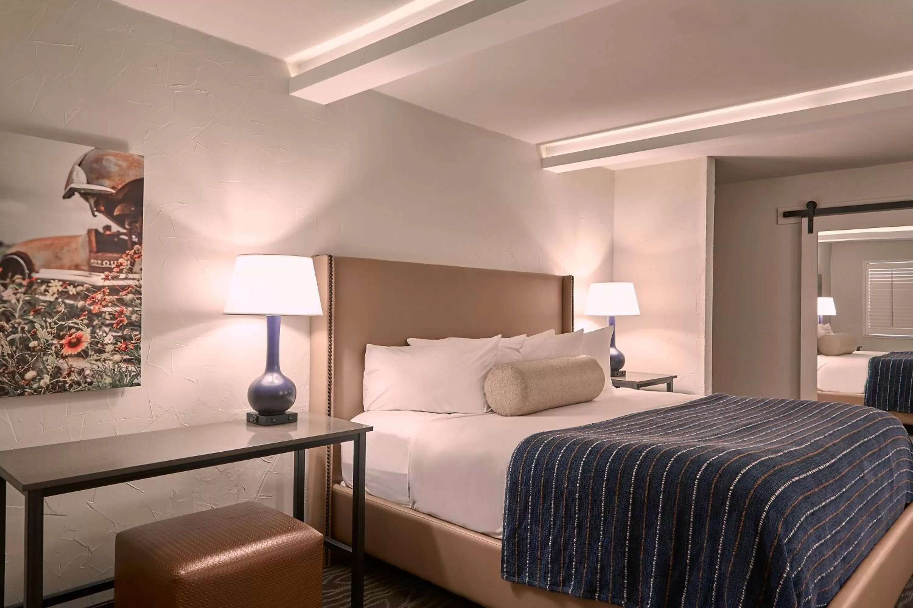 Photo of the whole room, Bed in Fredericksburg Inn and Suites