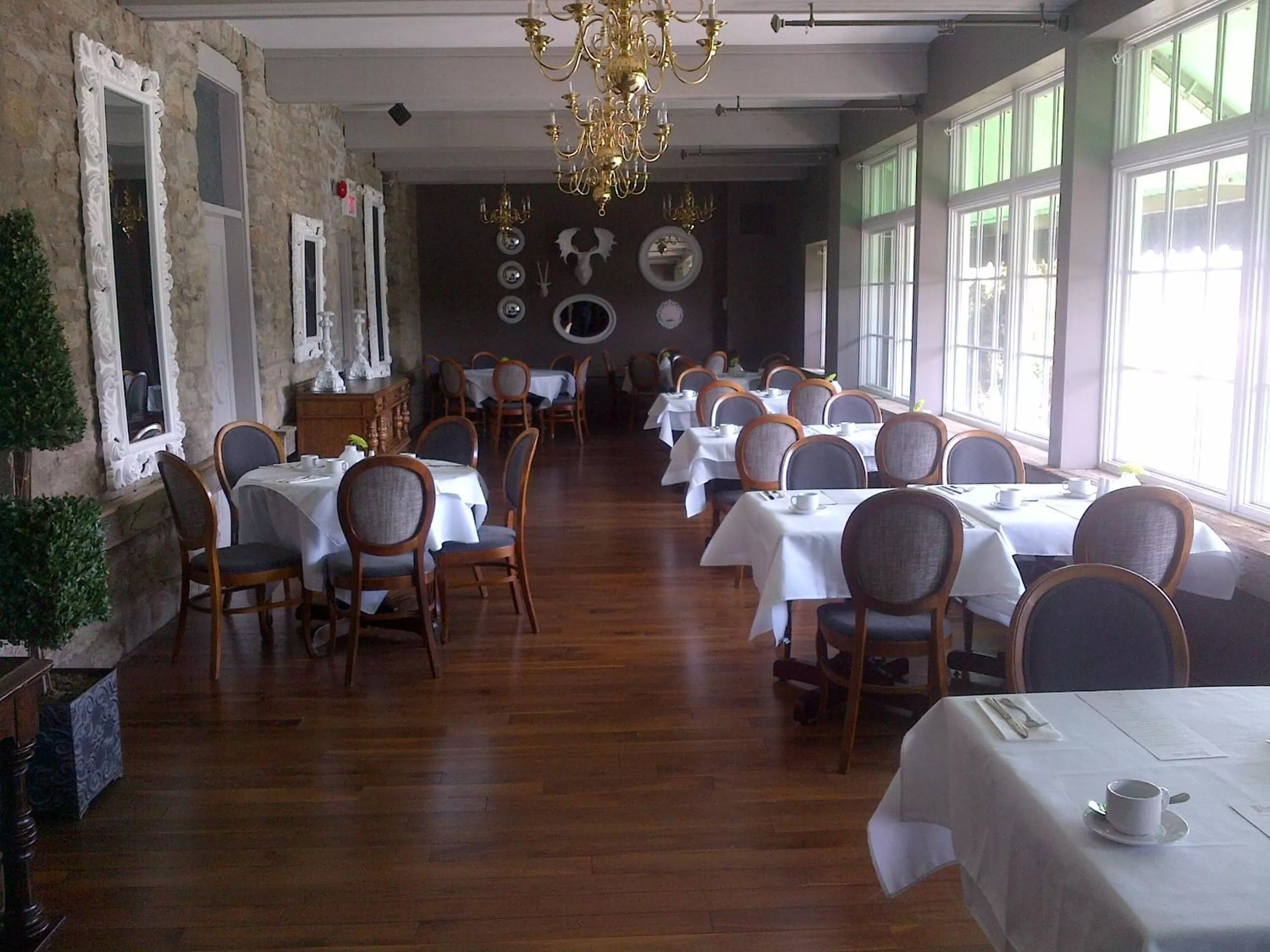 Restaurant/places to eat in Old Stone Inn Boutique Hotel