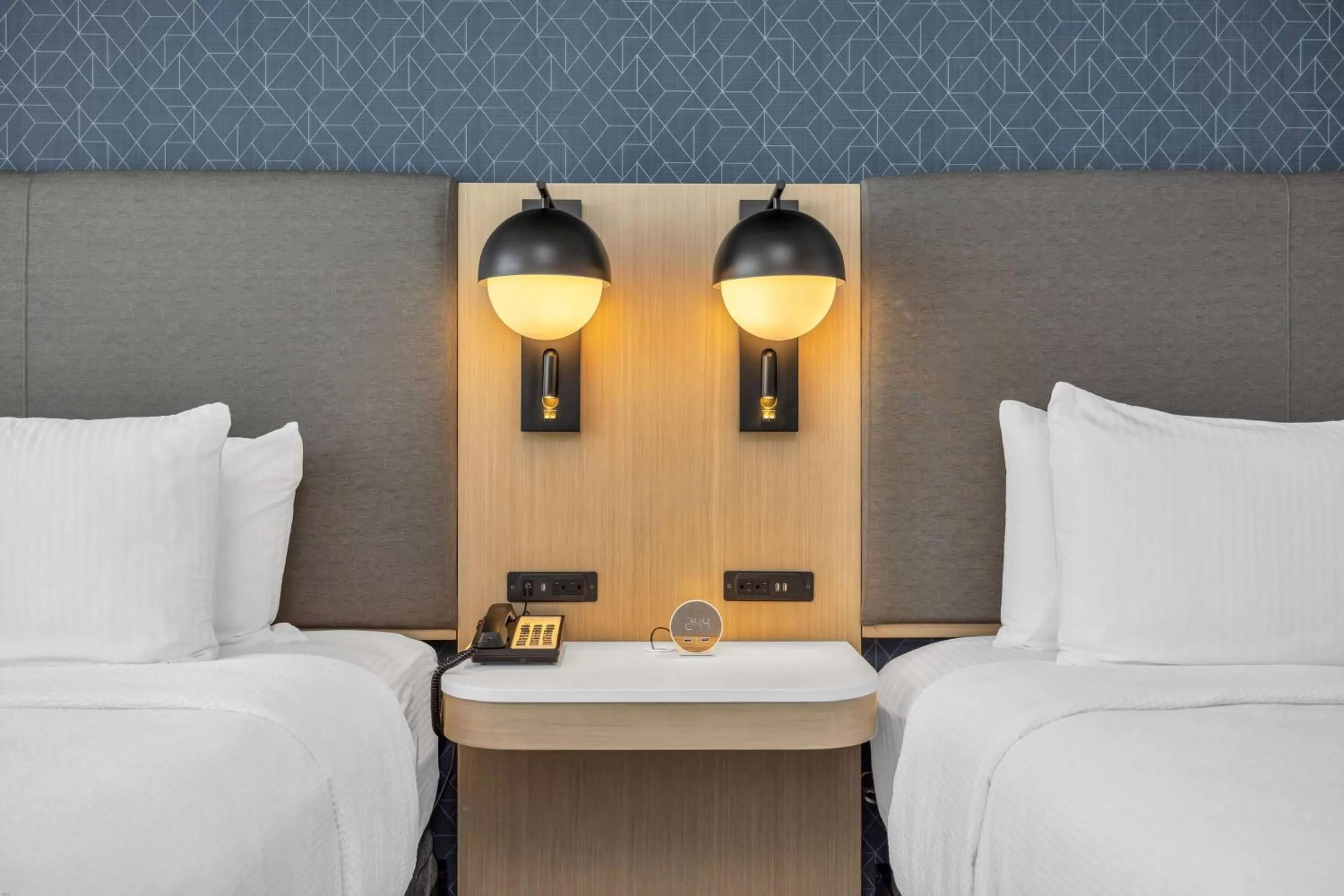 Photo of the whole room, Bed in La Quinta Inn & Suites by Wyndham San Jose Airport-Downtown