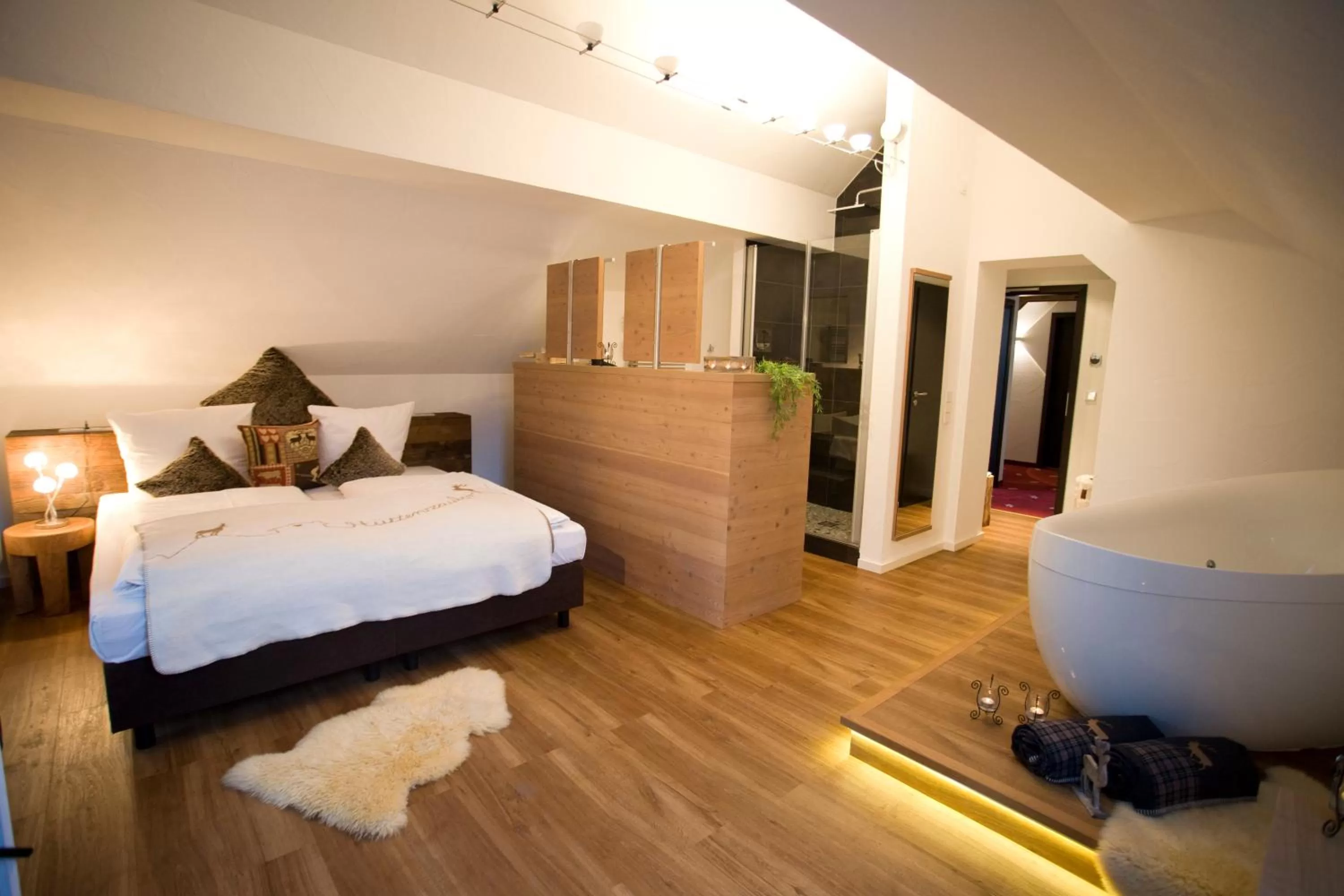 Photo of the whole room, Bed in Alpin Lifestyle Hotel Löwen & Strauss