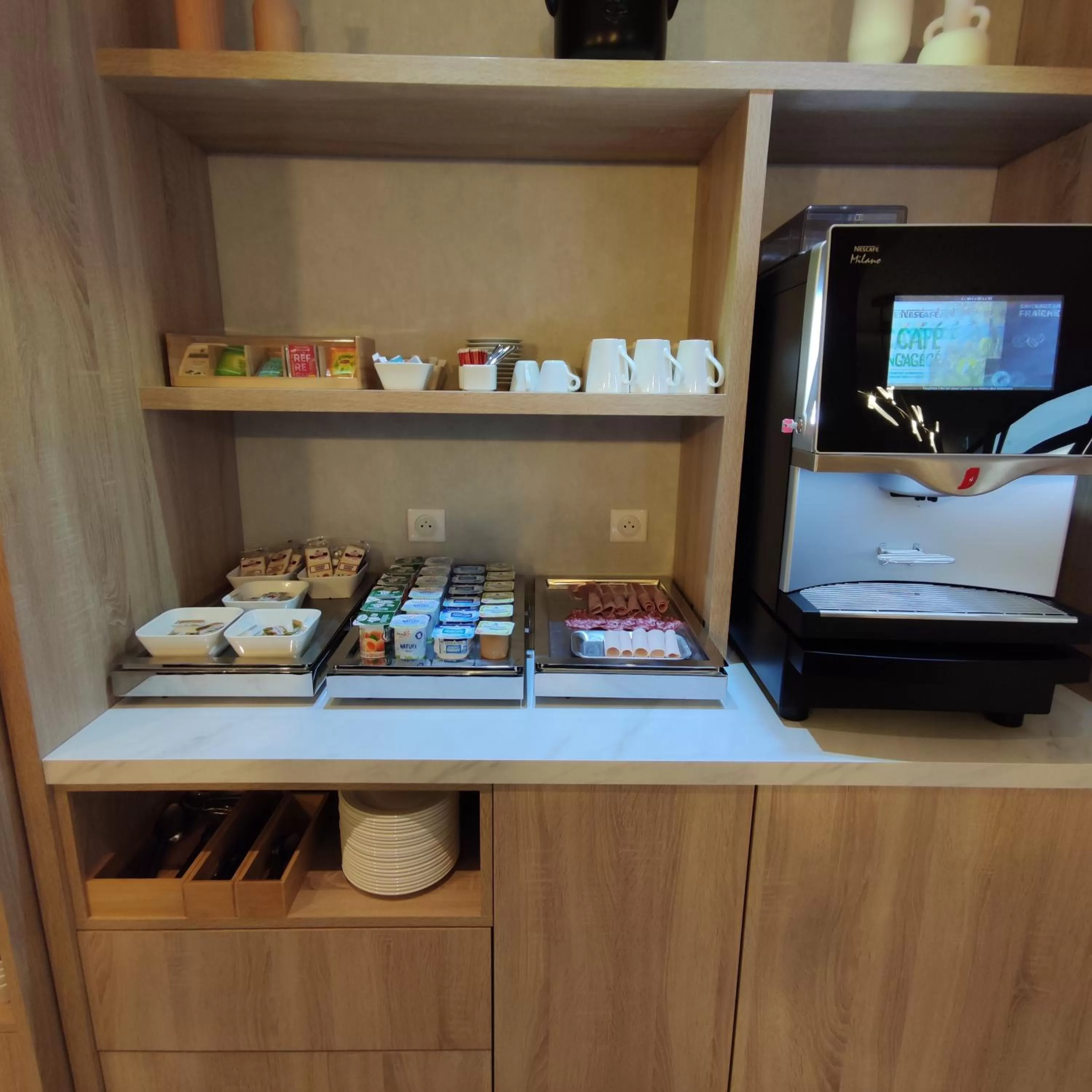 Food in Avia Hôtel Saphir Montparnasse