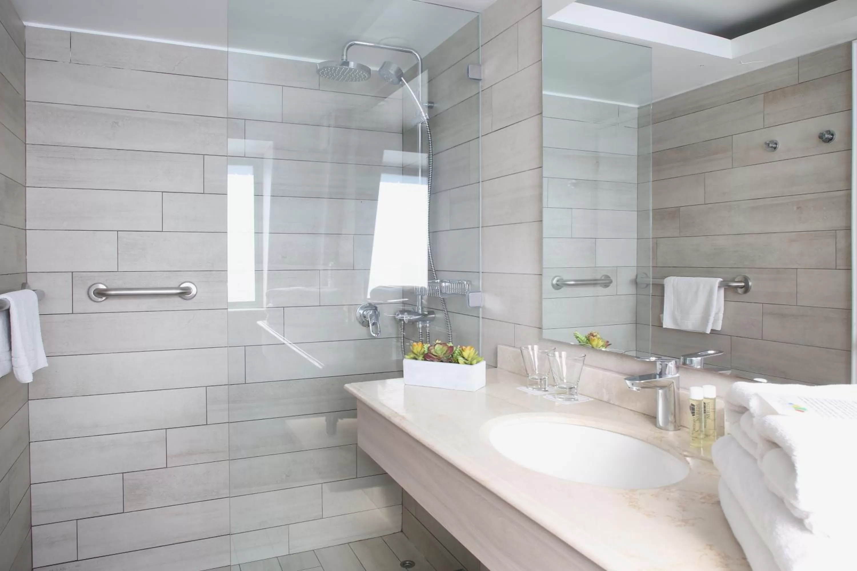 Bathroom in MR Express (ex Hotel Neruda Express)