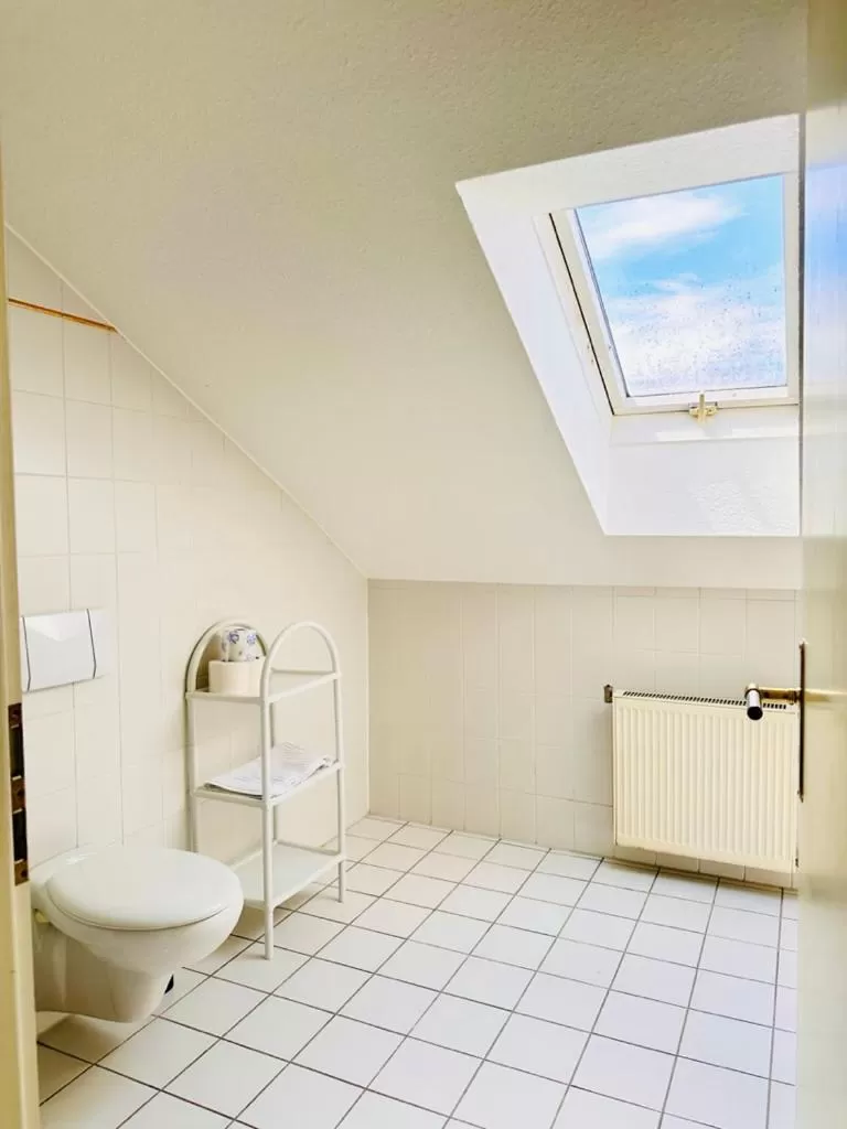 Bathroom in Saale, Marktplatz Zentrum, Apartmenthaus am Dom von Plant Room