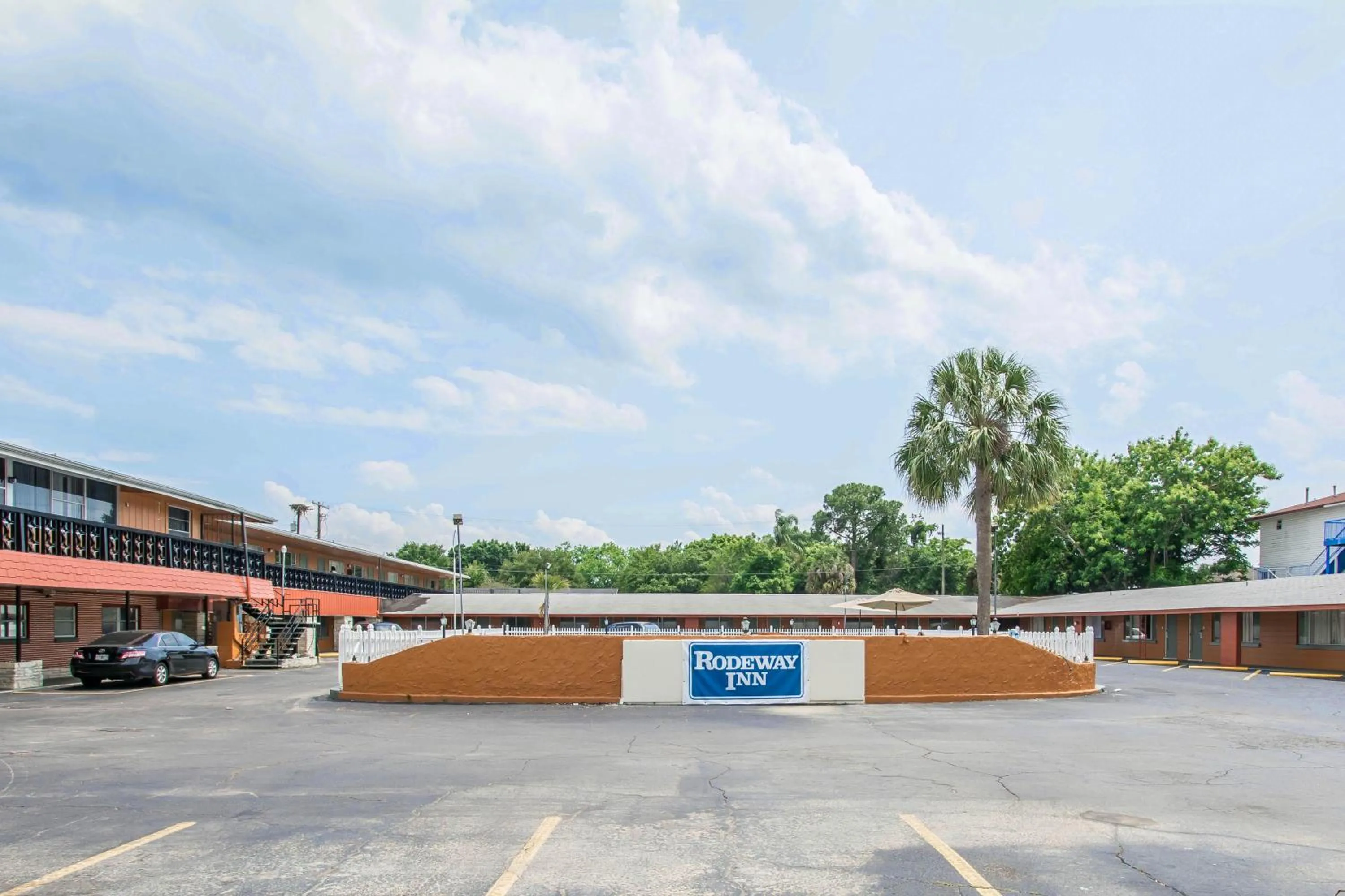 Facade/entrance in Rodeway Inn & Suites Winter Haven Chain of Lakes