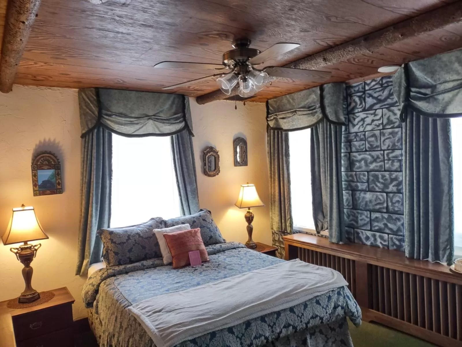 Bed in The King George Inn