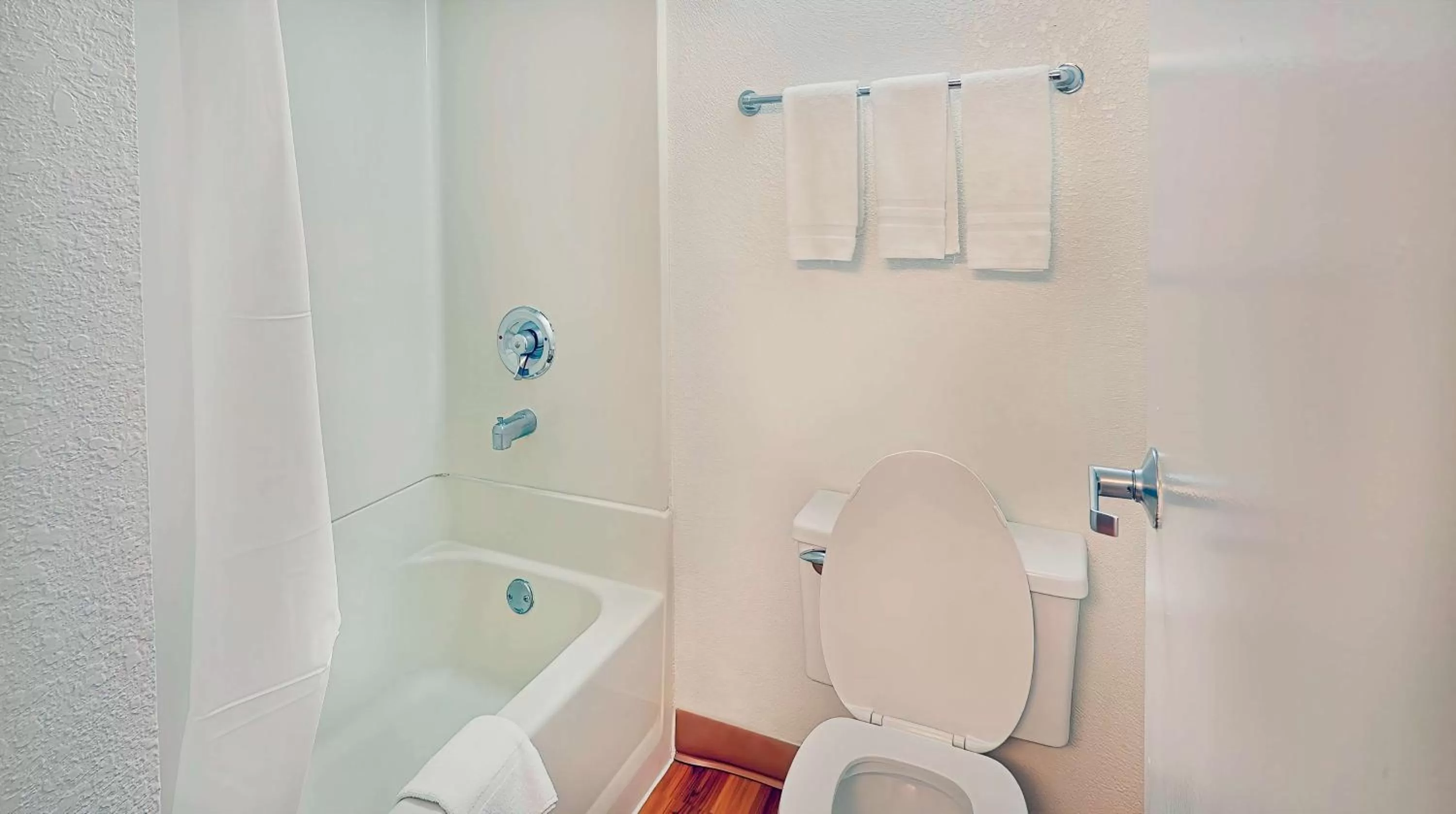 Bedroom in Motel 6-Los Angeles, CA - Los Angeles - LAX