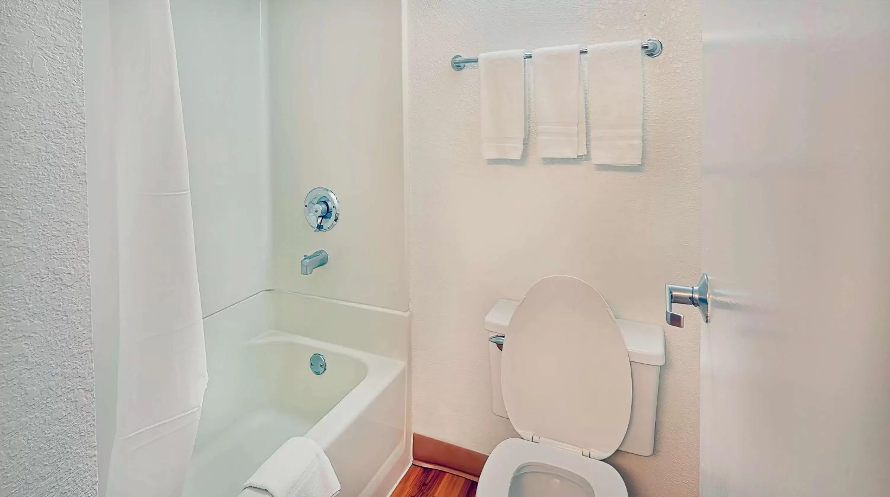 Deluxe Quadruple Room - single occupancy in Motel 6-Los Angeles, CA - Los Angeles - LAX Deluxe Quadruple Room - single occupancy in Motel 6-Los Angeles, CA - Los Angeles - LAX