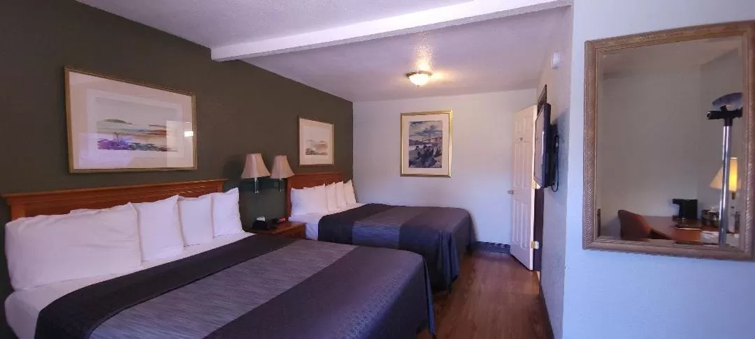 Photo of the whole room, Bed in Rodeway Inn Chico University Area