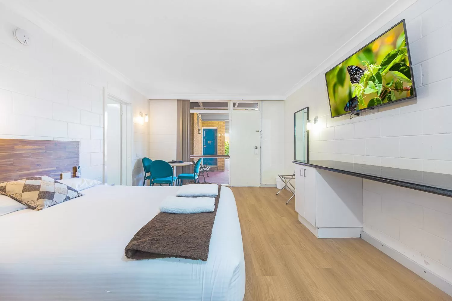 Bed in Plainsman Motel