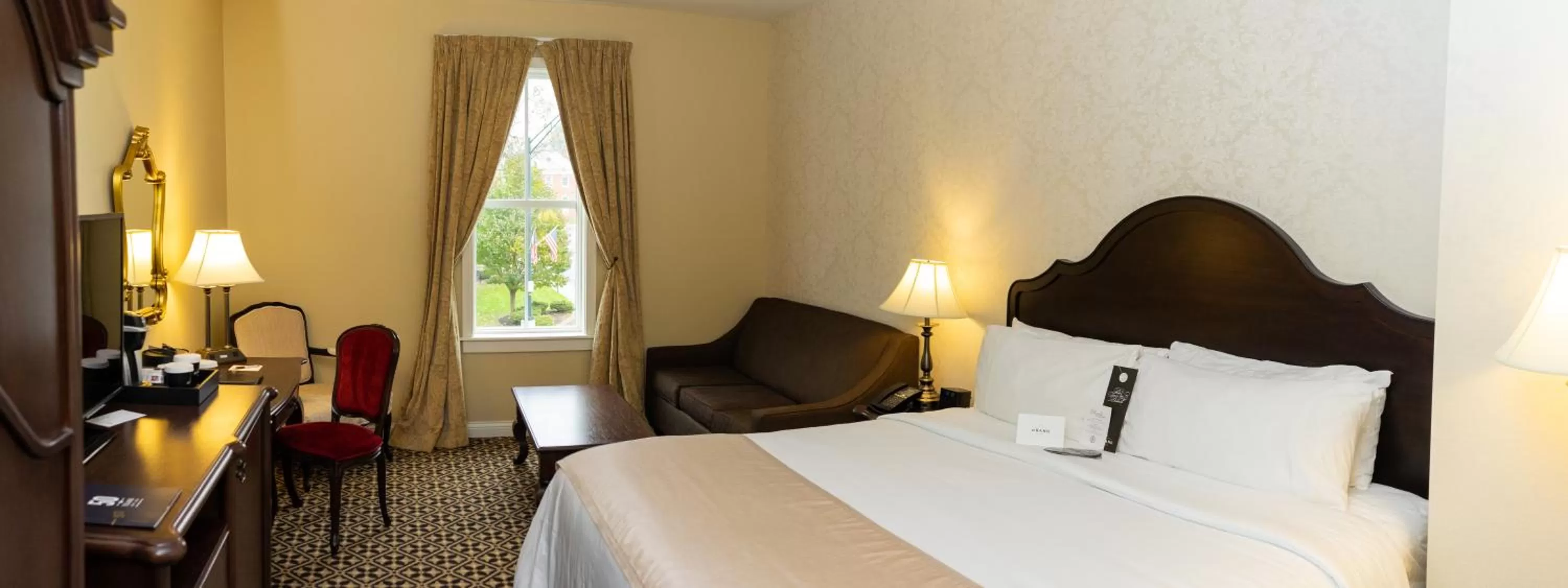 Photo of the whole room, Bed in The Mount Vernon Grand Hotel