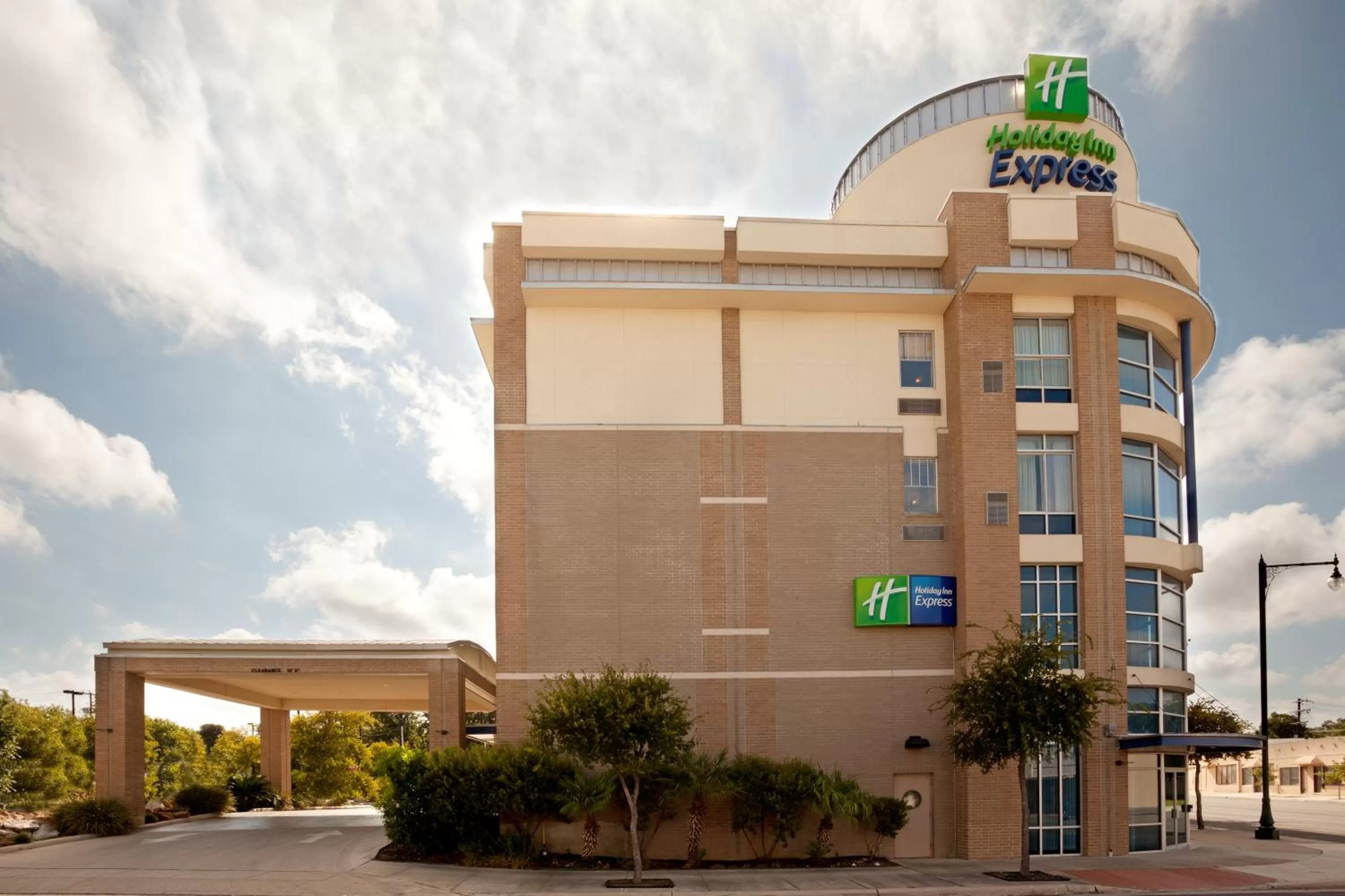 Property building in Holiday Inn Express Hotel & Suites San Antonio - Rivercenter Area by IHG