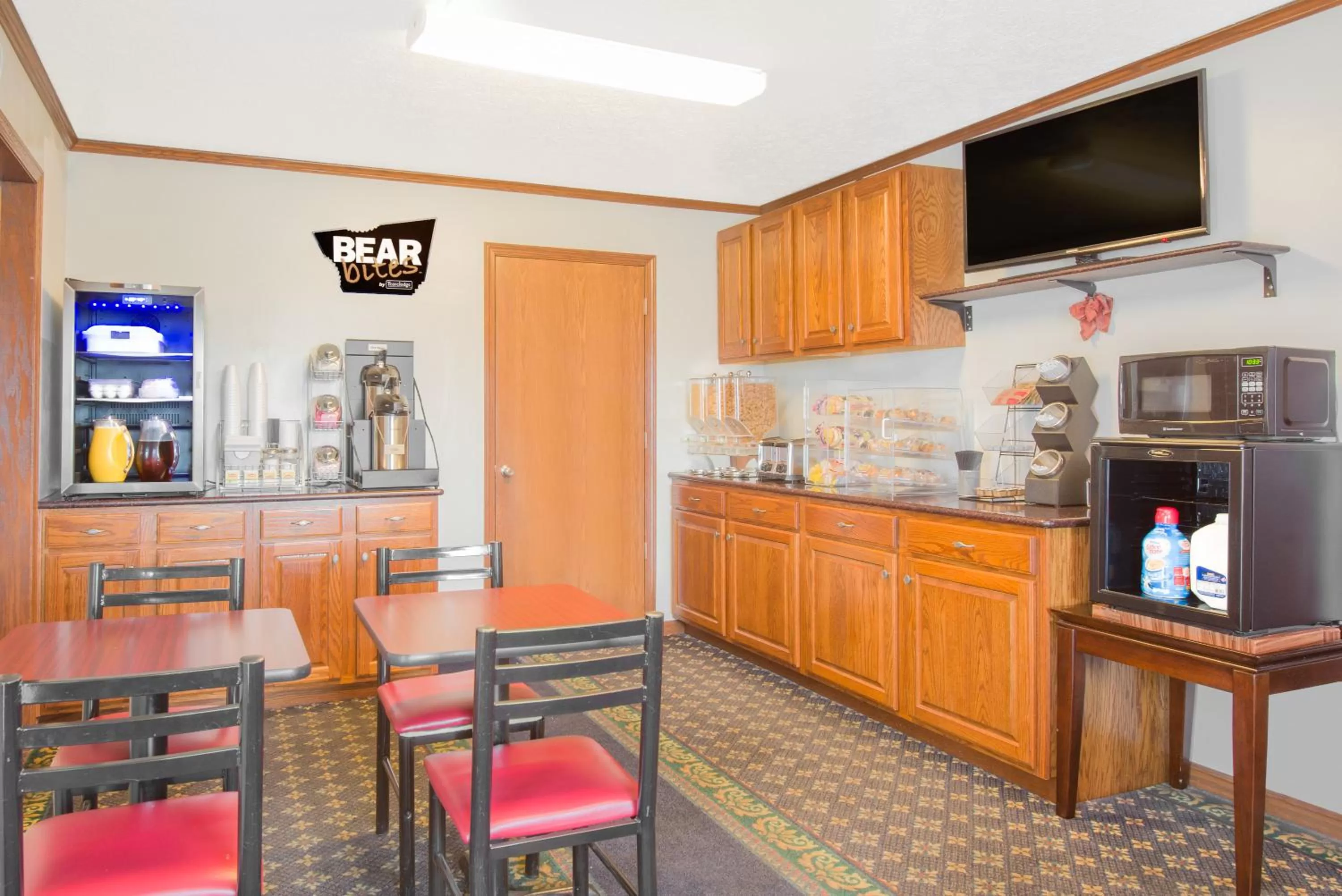 Dining area in Travelodge by Wyndham Mansfield